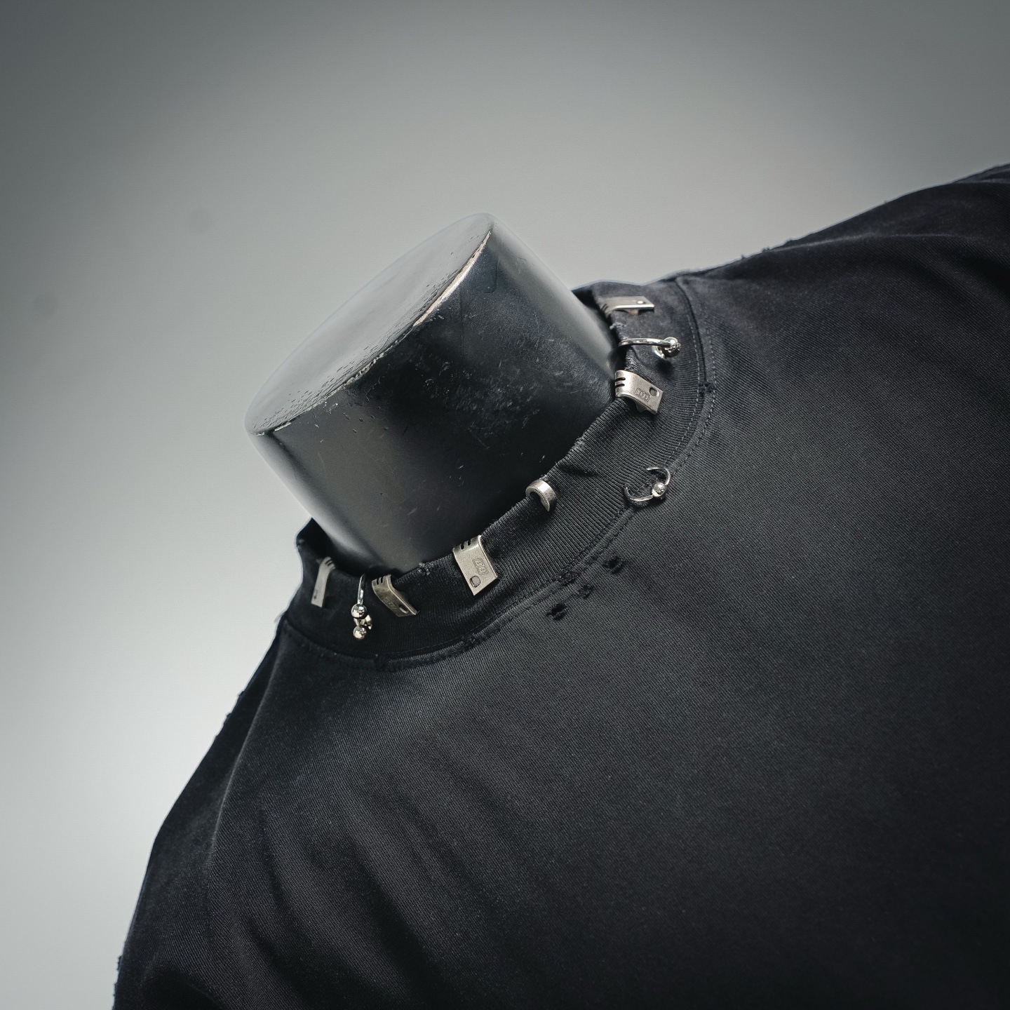 BALENCIAGA巴黎世家BLCG 26ss 经典款 领口刻字logo金属环扣 拉环穿刺短袖T恤-Chinese UA Cheap High Quatity Brand Clothes Bags handbags Sneakers wholesale wholesaler seller from China Factory suppliers Fashion Clothing Shoes best Quality Beautiful Price BALENCIAGA巴黎世家BLCG 26ss 经典款 领口刻字logo金属环扣 拉环穿刺短袖T恤