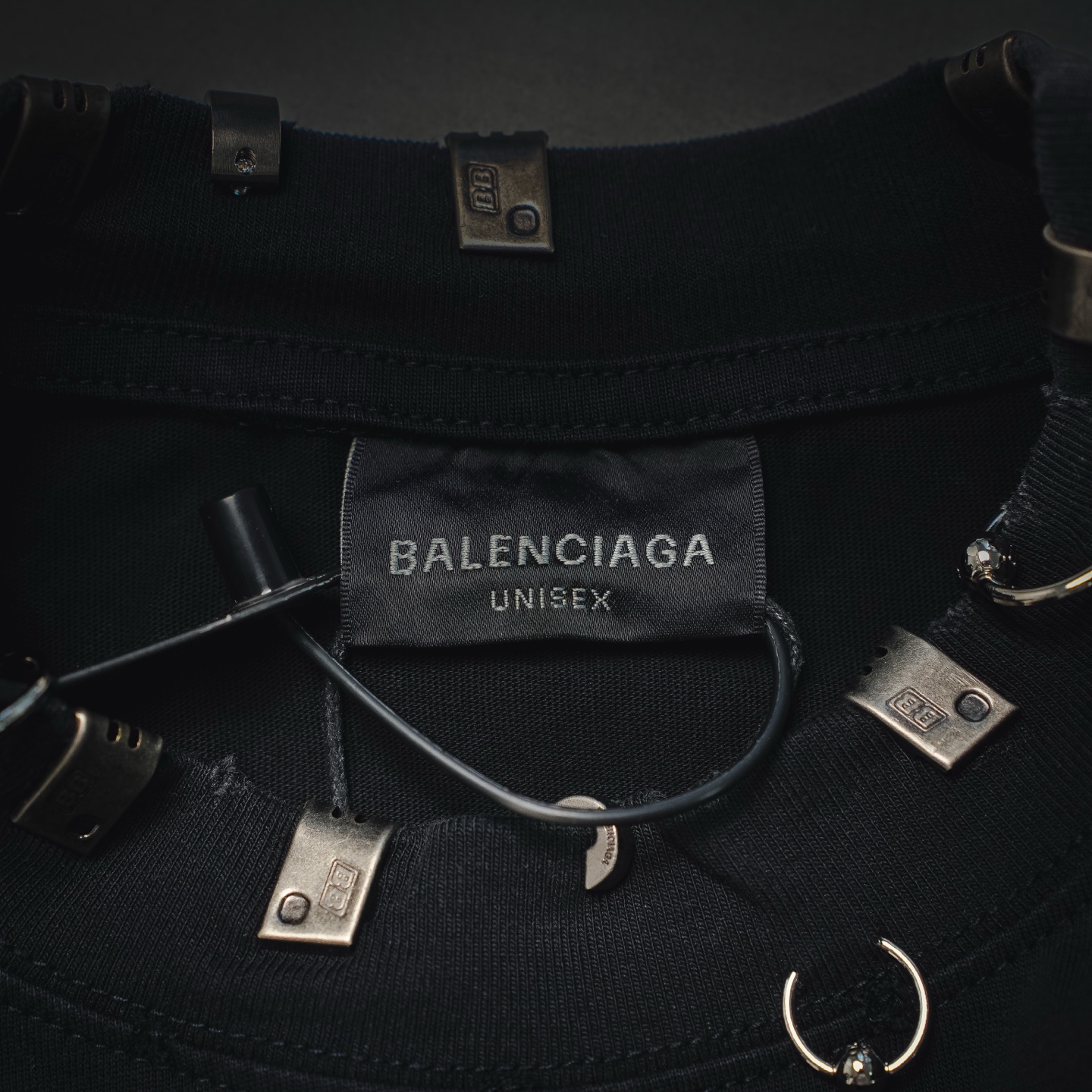 BALENCIAGA巴黎世家BLCG 26ss 经典款 领口刻字logo金属环扣 拉环穿刺短袖T恤-Chinese UA Cheap High Quatity Brand Clothes Bags handbags Sneakers wholesale wholesaler seller from China Factory suppliers Fashion Clothing Shoes best Quality Beautiful Price BALENCIAGA巴黎世家BLCG 26ss 经典款 领口刻字logo金属环扣 拉环穿刺短袖T恤