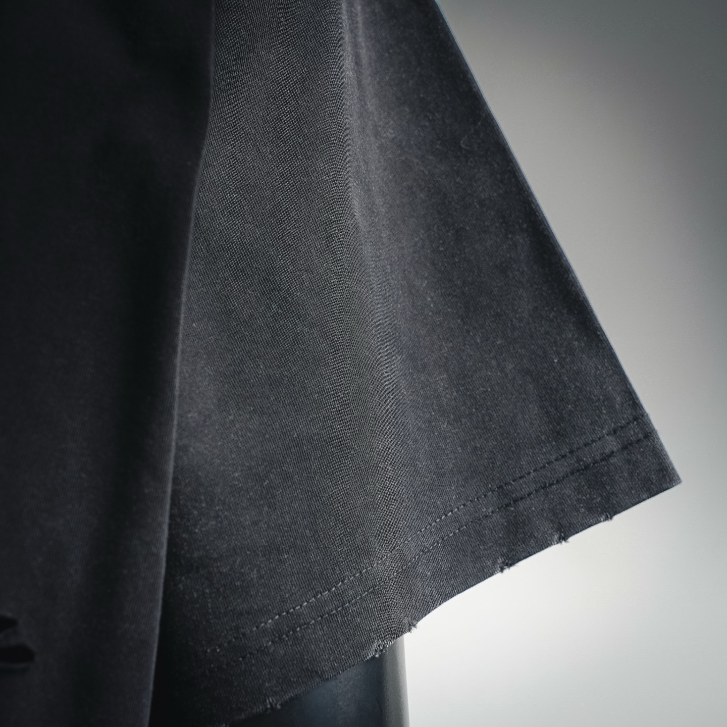 BALENCIAGA巴黎世家BLCG 26ss 经典款 领口刻字logo金属环扣 拉环穿刺短袖T恤-Chinese UA Cheap High Quatity Brand Clothes Bags handbags Sneakers wholesale wholesaler seller from China Factory suppliers Fashion Clothing Shoes best Quality Beautiful Price BALENCIAGA巴黎世家BLCG 26ss 经典款 领口刻字logo金属环扣 拉环穿刺短袖T恤