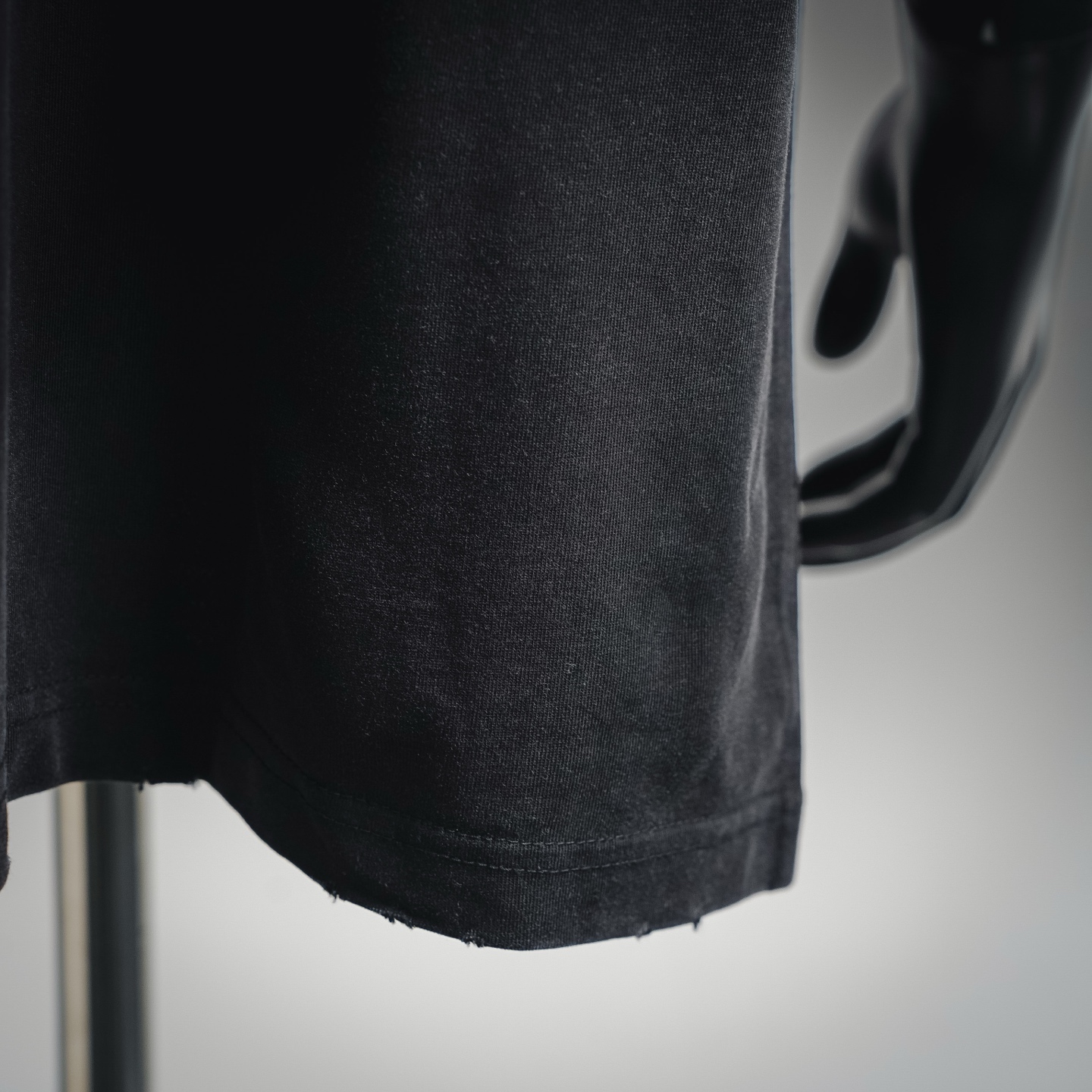 BALENCIAGA巴黎世家BLCG 26ss 经典款 领口刻字logo金属环扣 拉环穿刺短袖T恤-Chinese UA Cheap High Quatity Brand Clothes Bags handbags Sneakers wholesale wholesaler seller from China Factory suppliers Fashion Clothing Shoes best Quality Beautiful Price BALENCIAGA巴黎世家BLCG 26ss 经典款 领口刻字logo金属环扣 拉环穿刺短袖T恤