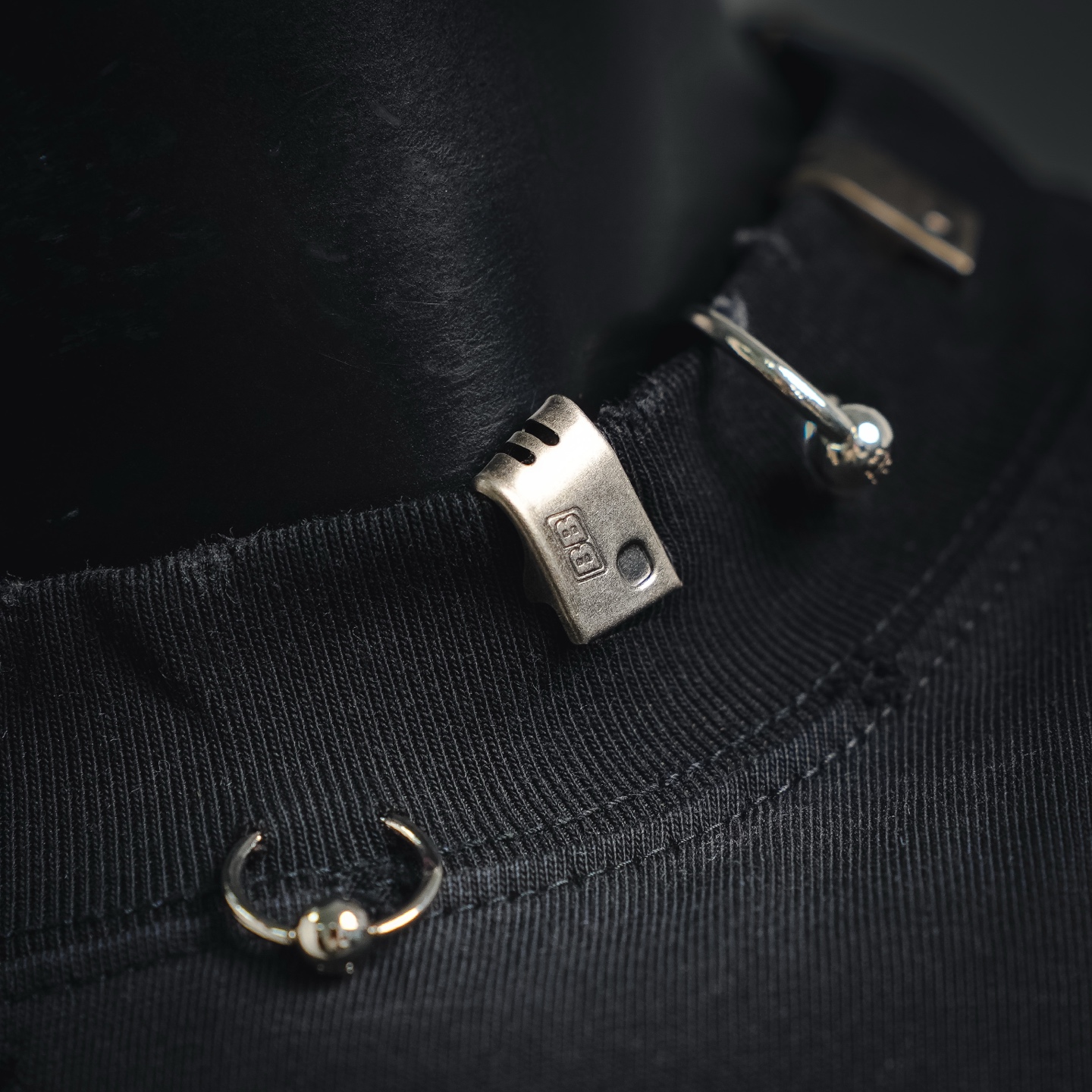 BALENCIAGA巴黎世家BLCG 26ss 经典款 领口刻字logo金属环扣 拉环穿刺短袖T恤-Chinese UA Cheap High Quatity Brand Clothes Bags handbags Sneakers wholesale wholesaler seller from China Factory suppliers Fashion Clothing Shoes best Quality Beautiful Price BALENCIAGA巴黎世家BLCG 26ss 经典款 领口刻字logo金属环扣 拉环穿刺短袖T恤