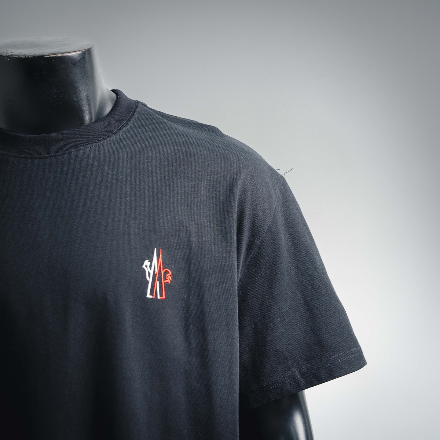 Moncler/蒙口 26ss 胸前三色刺绣小标logo短袖T恤 Moncler/蒙口 26ss 胸前三色刺绣小标logo短袖T恤
