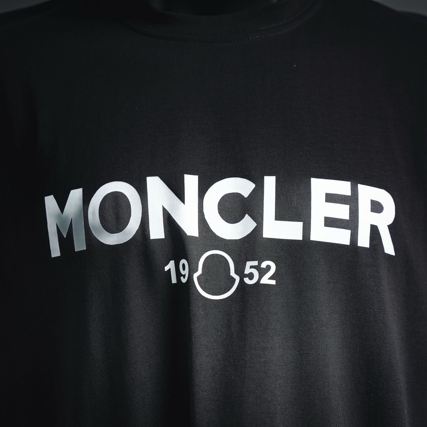 Moncler蒙口 1952系列经典大标印花短袖T恤 简约黑标休闲短袖