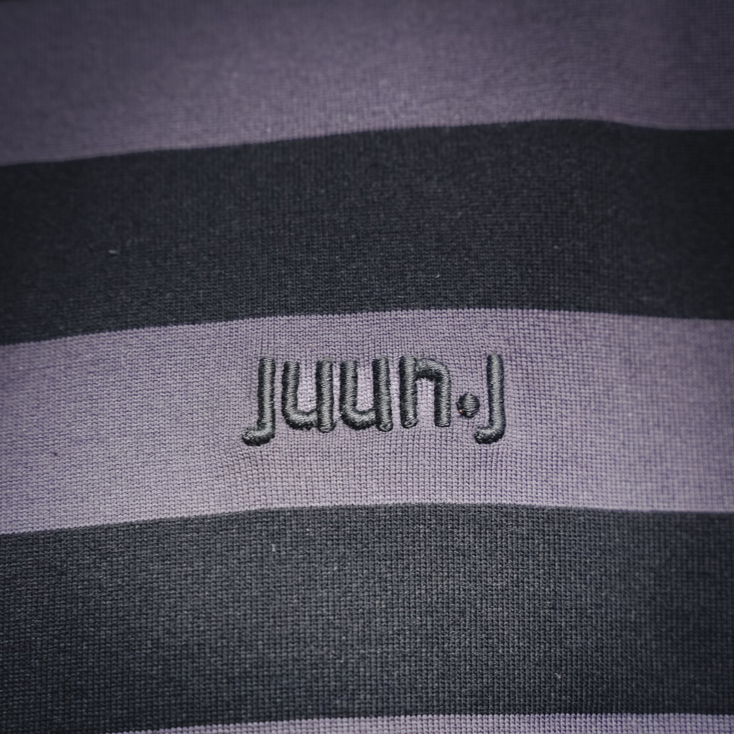JUUNJ极简风格条纹拼接刺绣logo翻领短袖T恤
