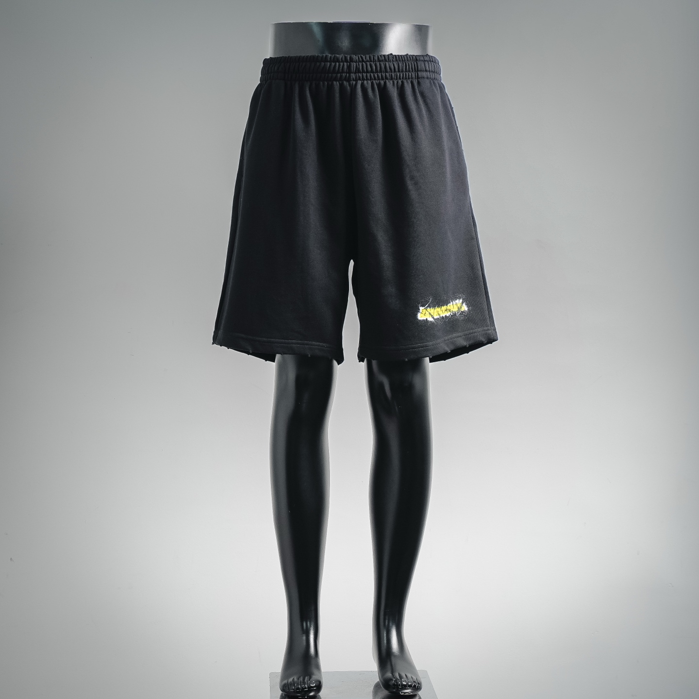 Balenciaga 巴黎世家 SS26 凌乱喷雾字母 松紧腰头 拉绳短裤 宽松版型 黑色