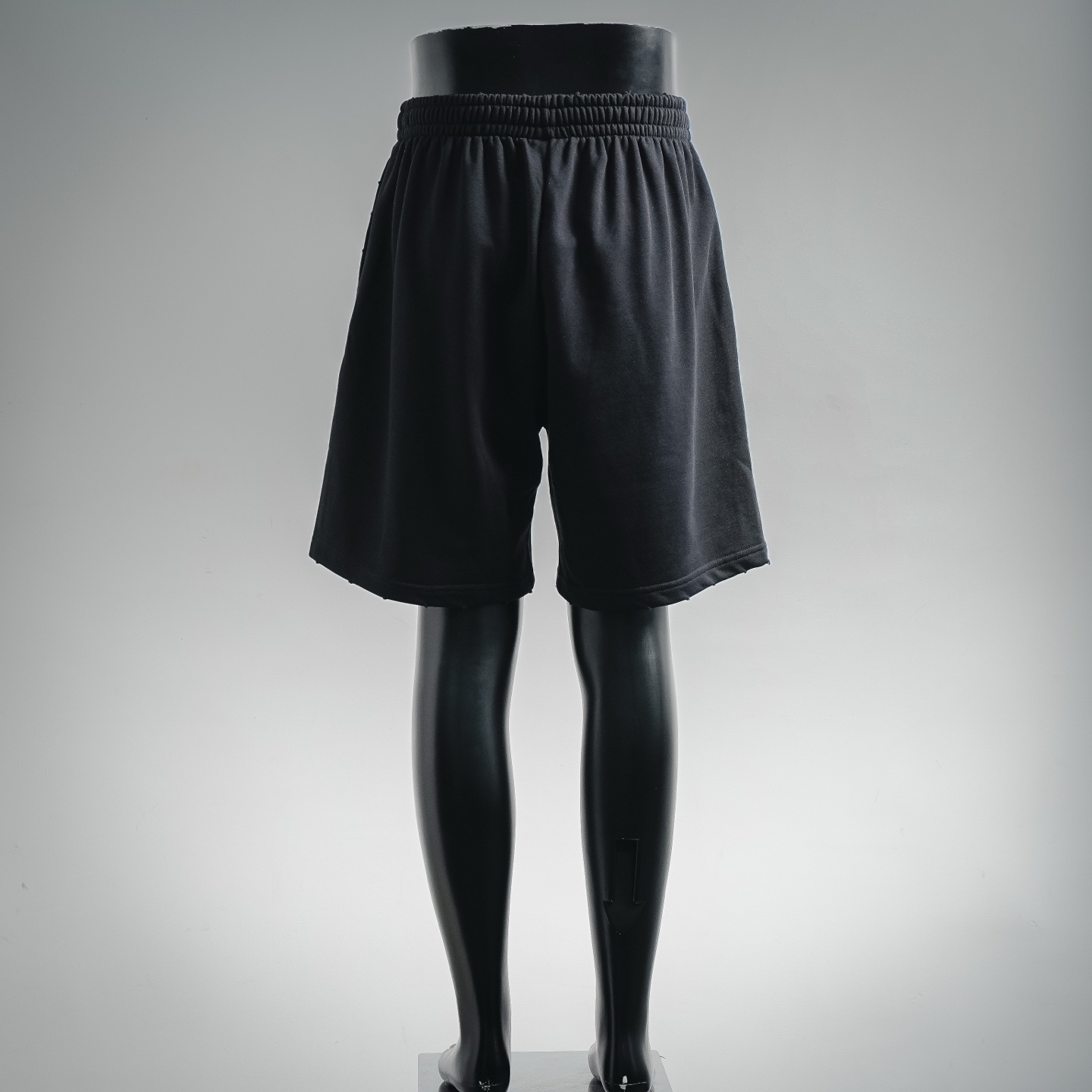 Balenciaga 巴黎世家 SS26 凌乱喷雾字母 松紧腰头 拉绳短裤 宽松版型 黑色