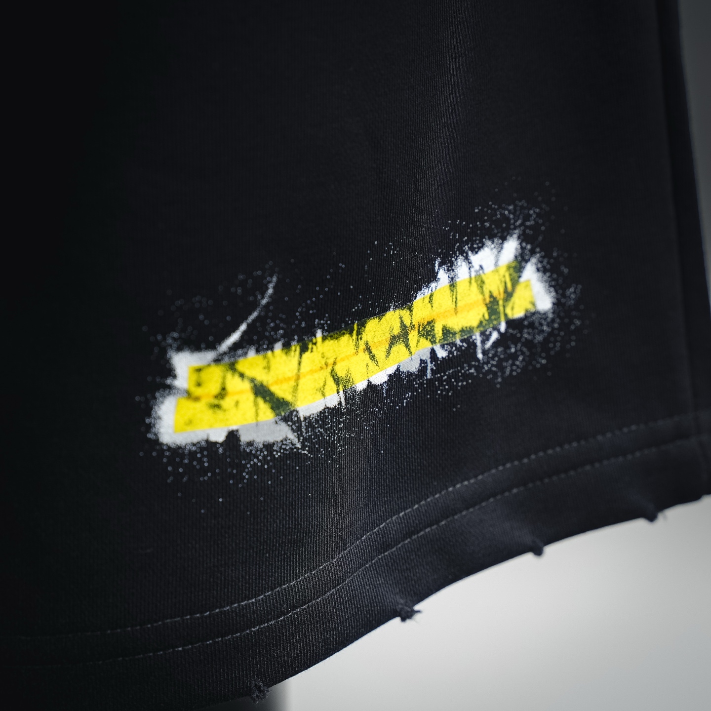 Balenciaga 巴黎世家 SS26 凌乱喷雾字母 松紧腰头 拉绳短裤 宽松版型 黑色