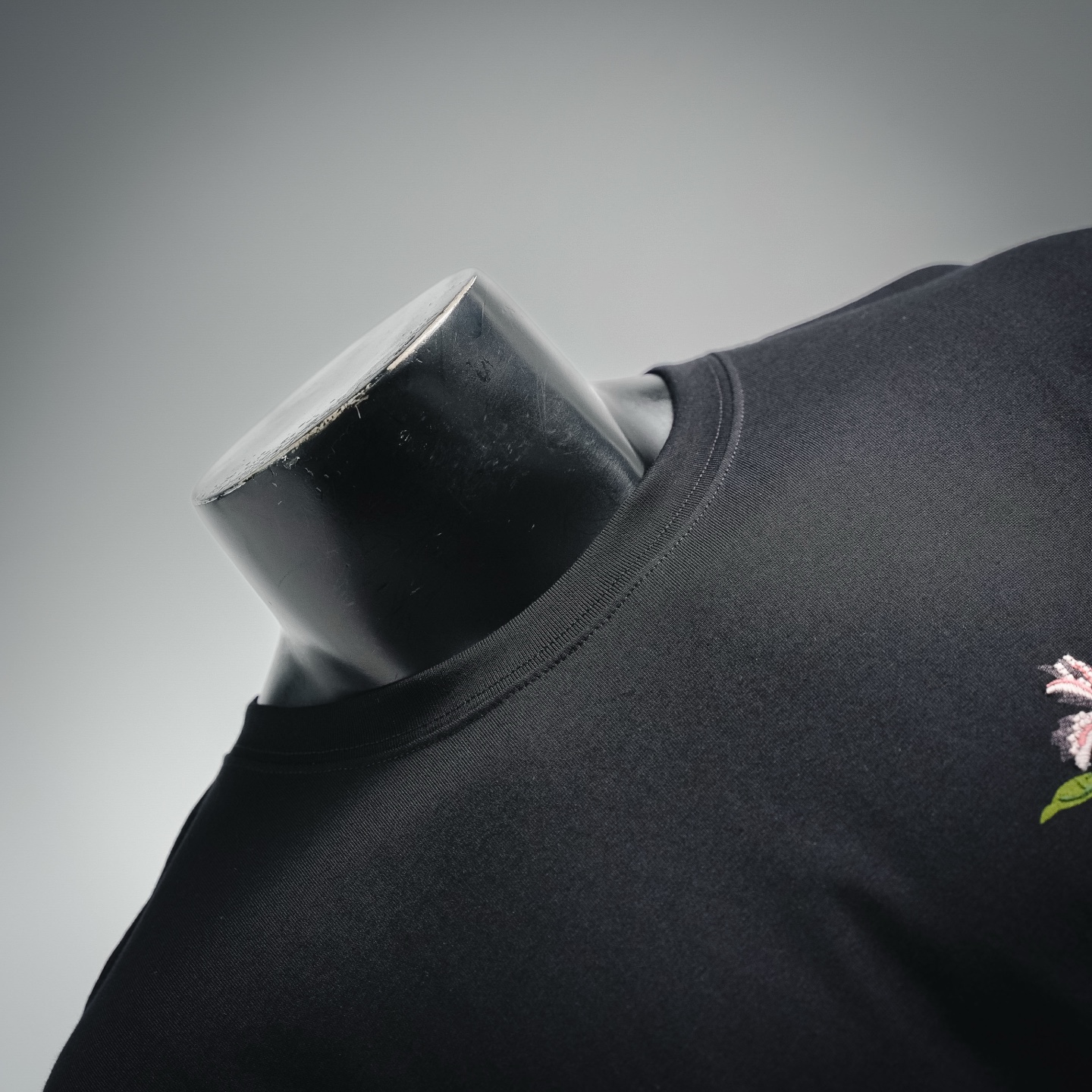 Dior 迪奥 2026ss 限定花卉刺绣短袖T恤 DIOR重磅推出的花卉系列短袖-Chinese UA Cheap High Quatity Brand Clothes Bags handbags Sneakers wholesale wholesaler seller from China Factory suppliers Fashion Clothing Shoes best Quality Beautiful Price Dior 迪奥 2026ss 限定花卉刺绣短袖T恤 DIOR重磅推出的花卉系列短袖