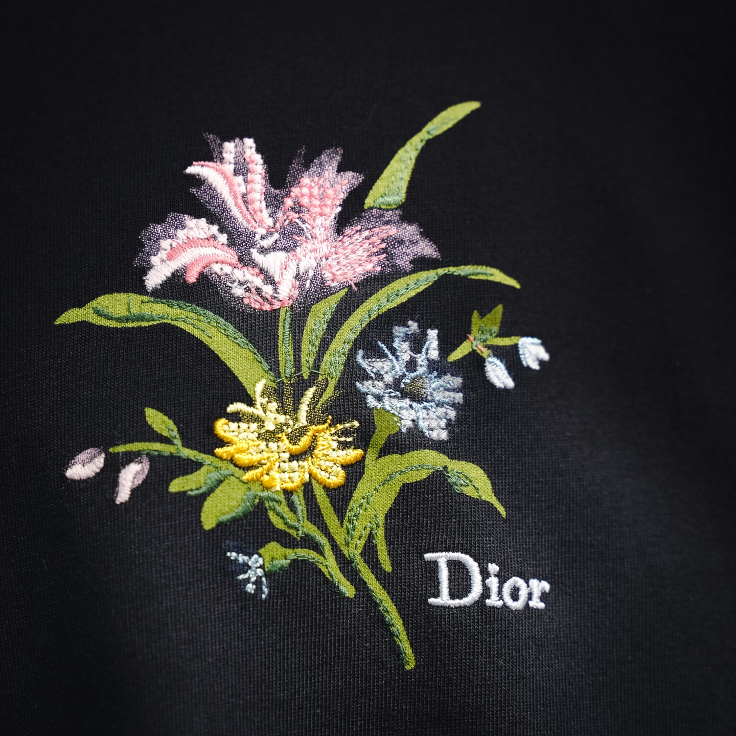 Dior 迪奥 2026ss 限定花卉刺绣短袖T恤 DIOR重磅推出的花卉系列短袖-Chinese UA Cheap High Quatity Brand Clothes Bags handbags Sneakers wholesale wholesaler seller from China Factory suppliers Fashion Clothing Shoes best Quality Beautiful Price Dior 迪奥 2026ss 限定花卉刺绣短袖T恤 DIOR重磅推出的花卉系列短袖
