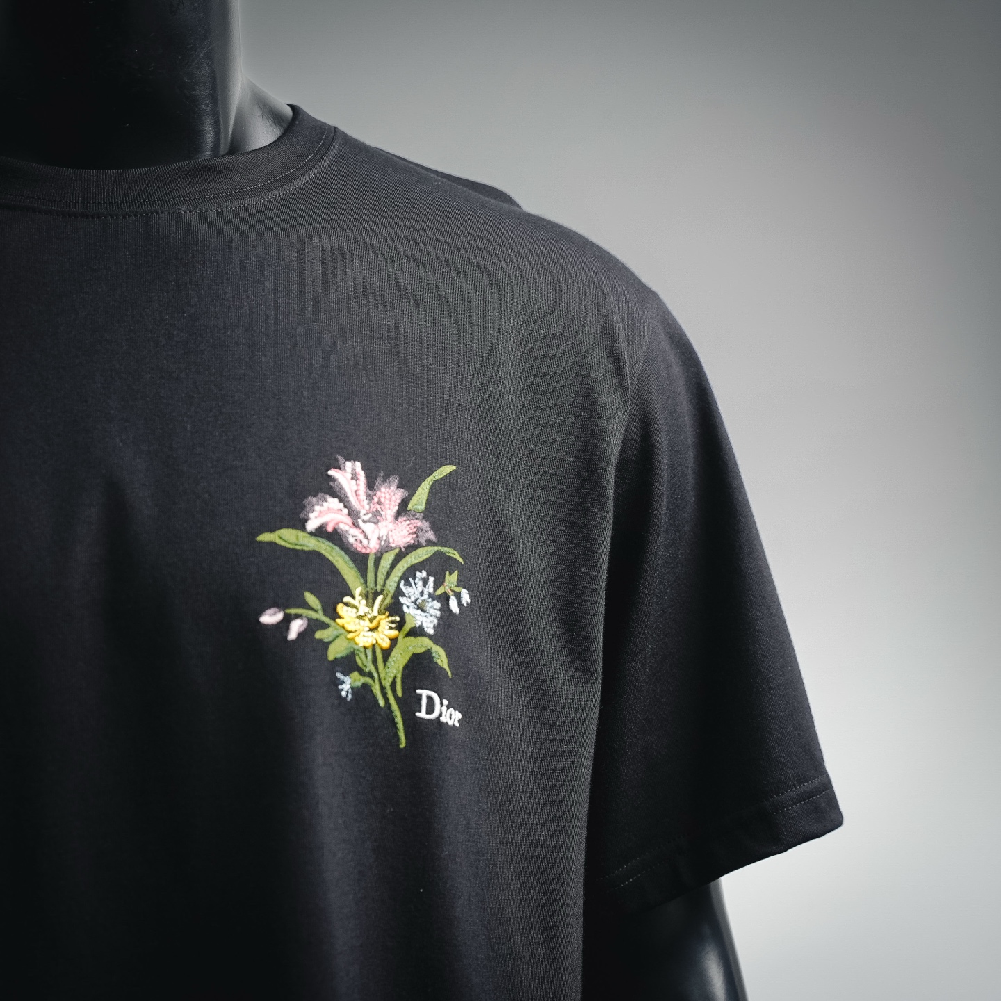 Dior 迪奥 2026ss 限定花卉刺绣短袖T恤 DIOR重磅推出的花卉系列短袖-Chinese UA Cheap High Quatity Brand Clothes Bags handbags Sneakers wholesale wholesaler seller from China Factory suppliers Fashion Clothing Shoes best Quality Beautiful Price Dior 迪奥 2026ss 限定花卉刺绣短袖T恤 DIOR重磅推出的花卉系列短袖