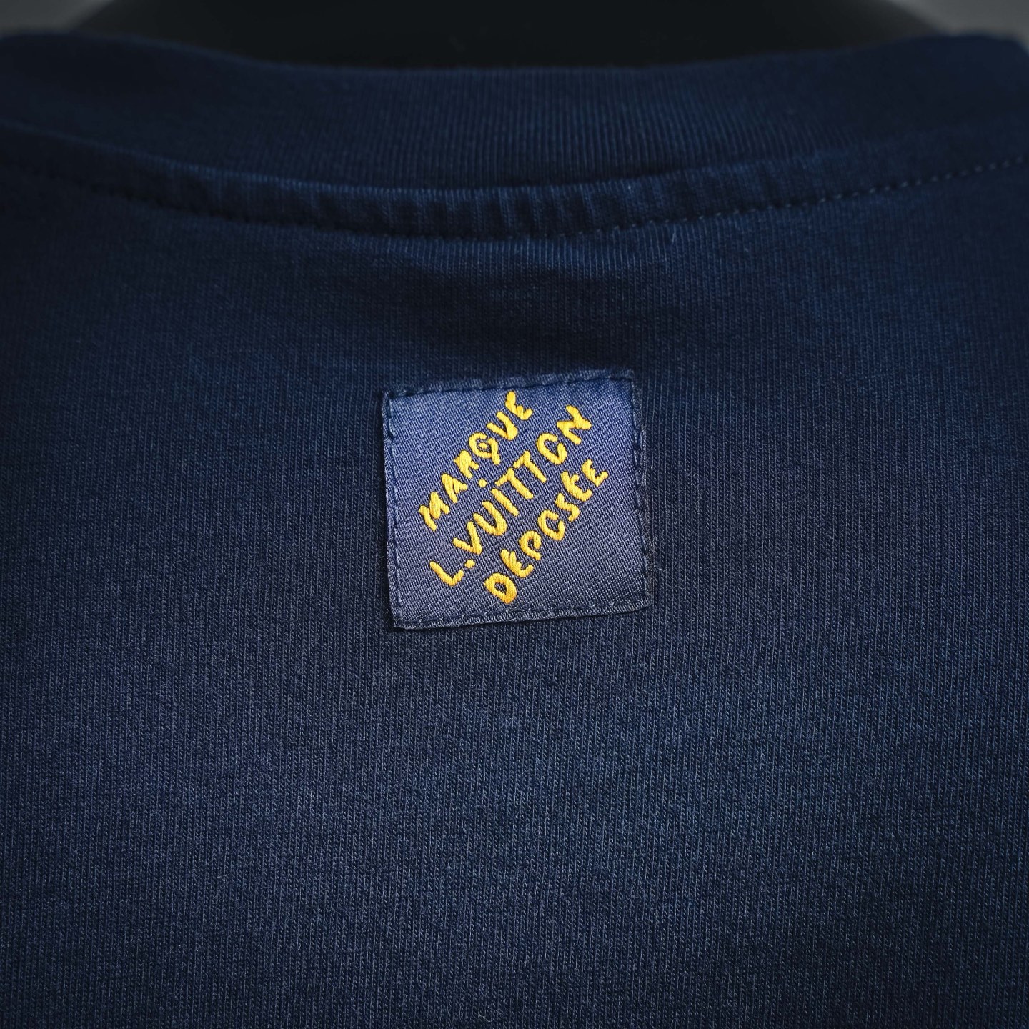 LOUIS VUITTON FW26 牛仔贴饰logo标志短袖T恤-Top High Quatity Cheap Sneakers Fashion Clothing Clothes Bags handbags Shoes of all Brand wholesale With The best Quality And Beautiful Price from China Factory Chinese suppliers wholesaler seller LOUIS VUITTON FW26 牛仔贴饰logo标志短袖T恤