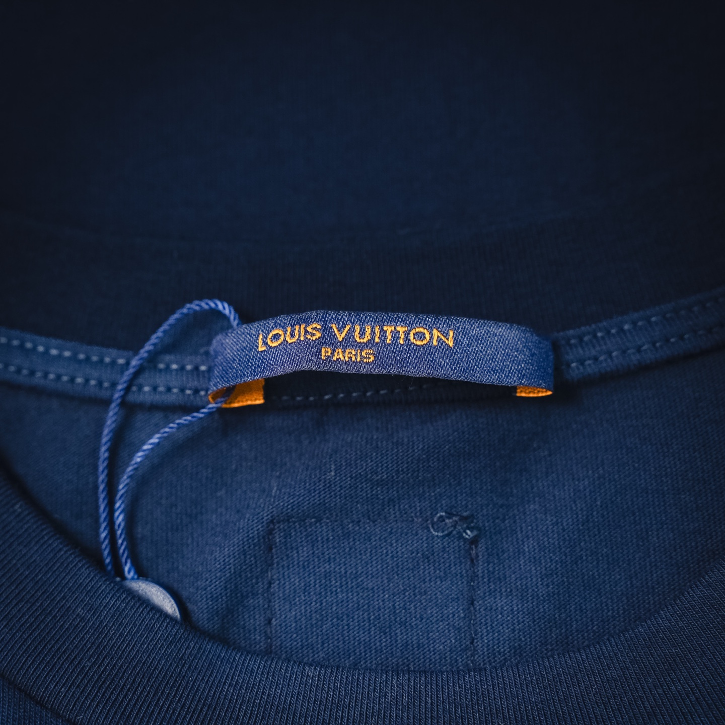 LOUIS VUITTON FW26 牛仔贴饰logo标志短袖T恤-Top High Quatity Cheap Sneakers Fashion Clothing Clothes Bags handbags Shoes of all Brand wholesale With The best Quality And Beautiful Price from China Factory Chinese suppliers wholesaler seller LOUIS VUITTON FW26 牛仔贴饰logo标志短袖T恤