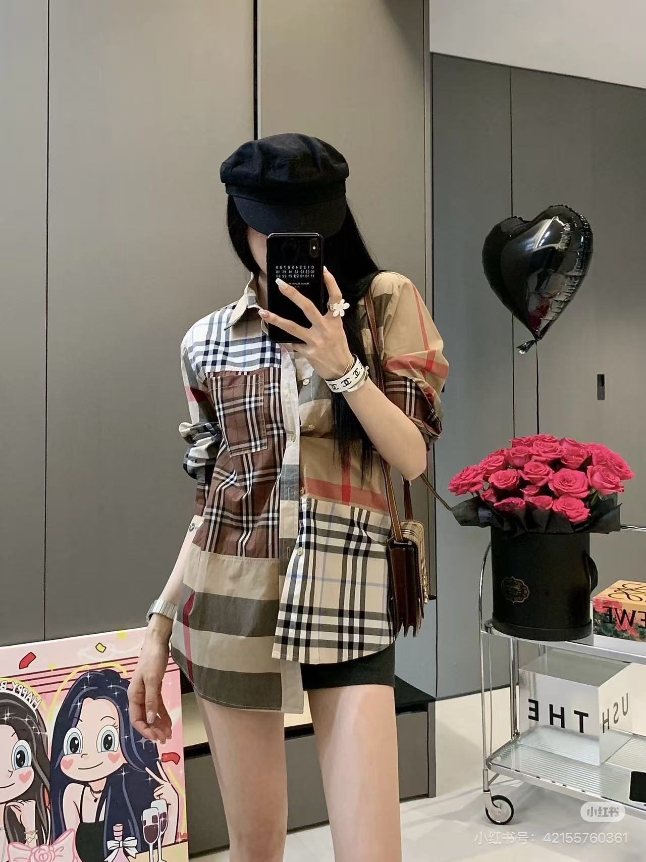 [Imagen de la parte superior del cuerpo] La nueva camisa de Burberry con costuras a cuadros y elementos clásicos