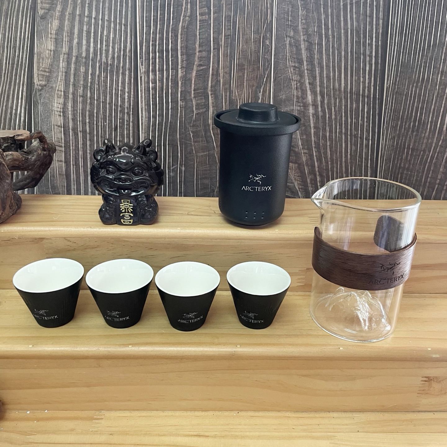 始祖鸟暴富旅行套裝
ARCTERYX户外露营野营装备喝茶轻奢黑禅风便携式旅行茶具套装户外一体收纳快客杯一壶四杯礼盒套装
陶瓷配置：玻璃壶1个+过虑内胆1个+盖子1个+品茗杯4个+礼盒《 黑暗传奇 》“悟空银杯黑陶粗陶快客礼盒套装精美的瓷器，外形美观，轻敲声音清脆之立，如筝音流淌。岁月灼尽了时间的笔，燃烧待续，完美回忆，放逐于清辉，归躬于田畦。有你，有我，有他人，这是我们的故事，这才是陶的世界。匆匆走过陶的风景，留下的是陶的故事。