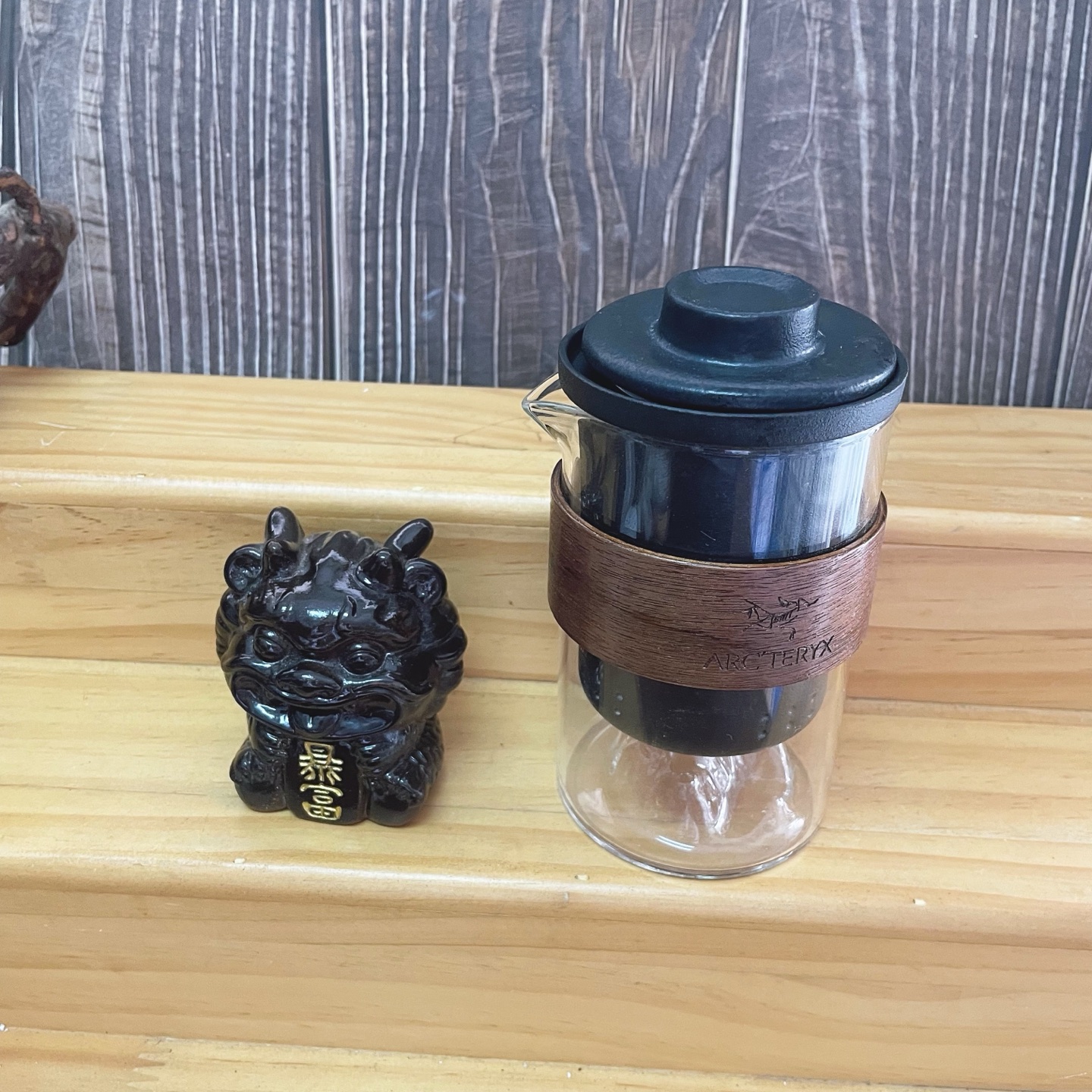 始祖鸟暴富旅行套裝
ARCTERYX户外露营野营装备喝茶轻奢黑禅风便携式旅行茶具套装户外一体收纳快客杯一壶四杯礼盒套装
陶瓷配置：玻璃壶1个+过虑内胆1个+盖子1个+品茗杯4个+礼盒《 黑暗传奇 》“悟空银杯黑陶粗陶快客礼盒套装精美的瓷器，外形美观，轻敲声音清脆之立，如筝音流淌。岁月灼尽了时间的笔，燃烧待续，完美回忆，放逐于清辉，归躬于田畦。有你，有我，有他人，这是我们的故事，这才是陶的世界。匆匆走过陶的风景，留下的是陶的故事。