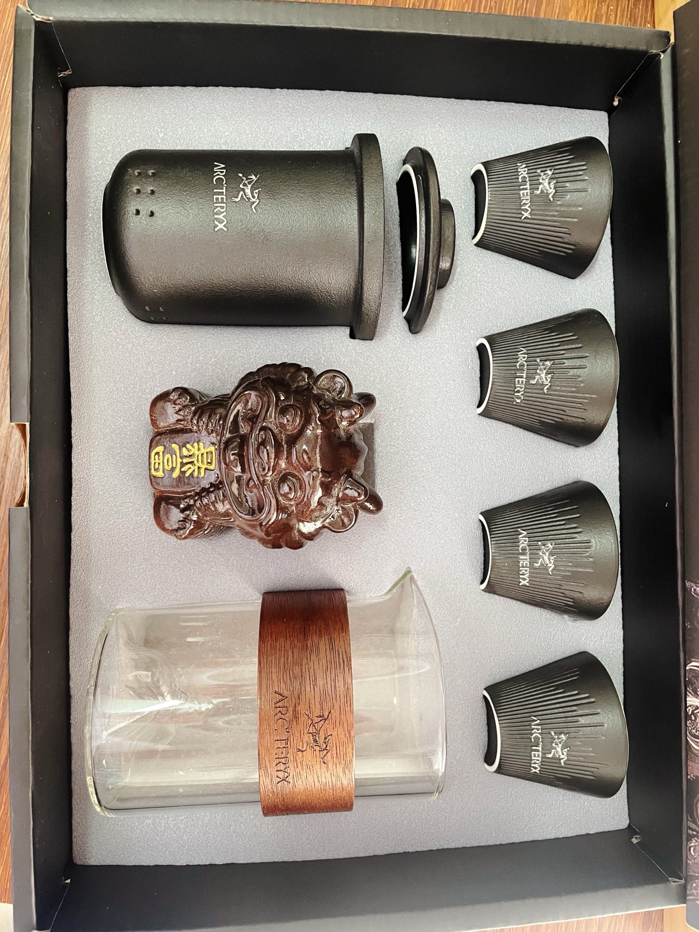 始祖鸟暴富旅行套裝
ARCTERYX户外露营野营装备喝茶轻奢黑禅风便携式旅行茶具套装户外一体收纳快客杯一壶四杯礼盒套装
陶瓷配置：玻璃壶1个+过虑内胆1个+盖子1个+品茗杯4个+礼盒《 黑暗传奇 》“悟空银杯黑陶粗陶快客礼盒套装精美的瓷器，外形美观，轻敲声音清脆之立，如筝音流淌。岁月灼尽了时间的笔，燃烧待续，完美回忆，放逐于清辉，归躬于田畦。有你，有我，有他人，这是我们的故事，这才是陶的世界。匆匆走过陶的风景，留下的是陶的故事。