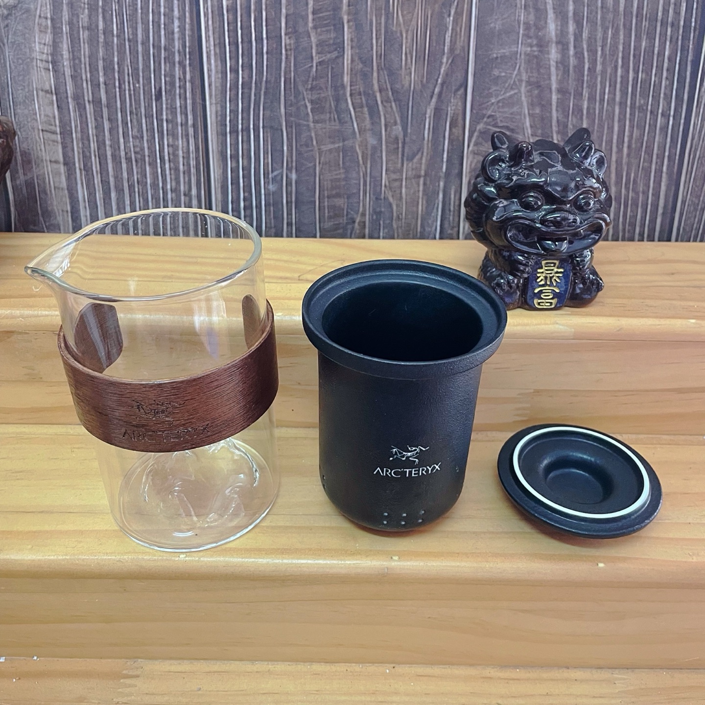 始祖鸟暴富旅行套裝
ARCTERYX户外露营野营装备喝茶轻奢黑禅风便携式旅行茶具套装户外一体收纳快客杯一壶四杯礼盒套装
陶瓷配置：玻璃壶1个+过虑内胆1个+盖子1个+品茗杯4个+礼盒《 黑暗传奇 》“悟空银杯黑陶粗陶快客礼盒套装精美的瓷器，外形美观，轻敲声音清脆之立，如筝音流淌。岁月灼尽了时间的笔，燃烧待续，完美回忆，放逐于清辉，归躬于田畦。有你，有我，有他人，这是我们的故事，这才是陶的世界。匆匆走过陶的风景，留下的是陶的故事。