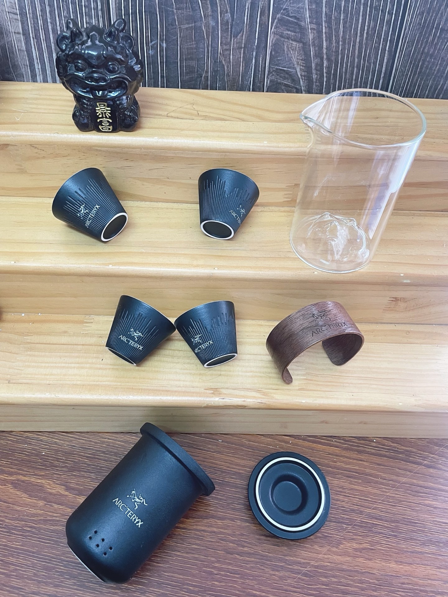 始祖鸟暴富旅行套裝
ARCTERYX户外露营野营装备喝茶轻奢黑禅风便携式旅行茶具套装户外一体收纳快客杯一壶四杯礼盒套装
陶瓷配置：玻璃壶1个+过虑内胆1个+盖子1个+品茗杯4个+礼盒《 黑暗传奇 》“悟空银杯黑陶粗陶快客礼盒套装精美的瓷器，外形美观，轻敲声音清脆之立，如筝音流淌。岁月灼尽了时间的笔，燃烧待续，完美回忆，放逐于清辉，归躬于田畦。有你，有我，有他人，这是我们的故事，这才是陶的世界。匆匆走过陶的风景，留下的是陶的故事。