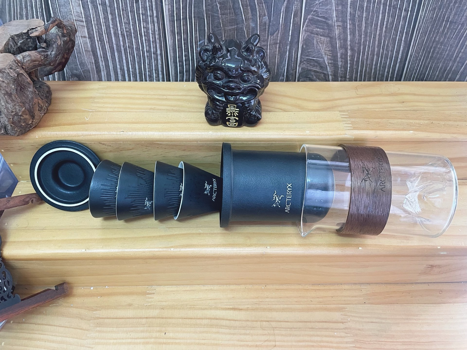 始祖鸟暴富旅行套裝
ARCTERYX户外露营野营装备喝茶轻奢黑禅风便携式旅行茶具套装户外一体收纳快客杯一壶四杯礼盒套装
陶瓷配置：玻璃壶1个+过虑内胆1个+盖子1个+品茗杯4个+礼盒《 黑暗传奇 》“悟空银杯黑陶粗陶快客礼盒套装精美的瓷器，外形美观，轻敲声音清脆之立，如筝音流淌。岁月灼尽了时间的笔，燃烧待续，完美回忆，放逐于清辉，归躬于田畦。有你，有我，有他人，这是我们的故事，这才是陶的世界。匆匆走过陶的风景，留下的是陶的故事。