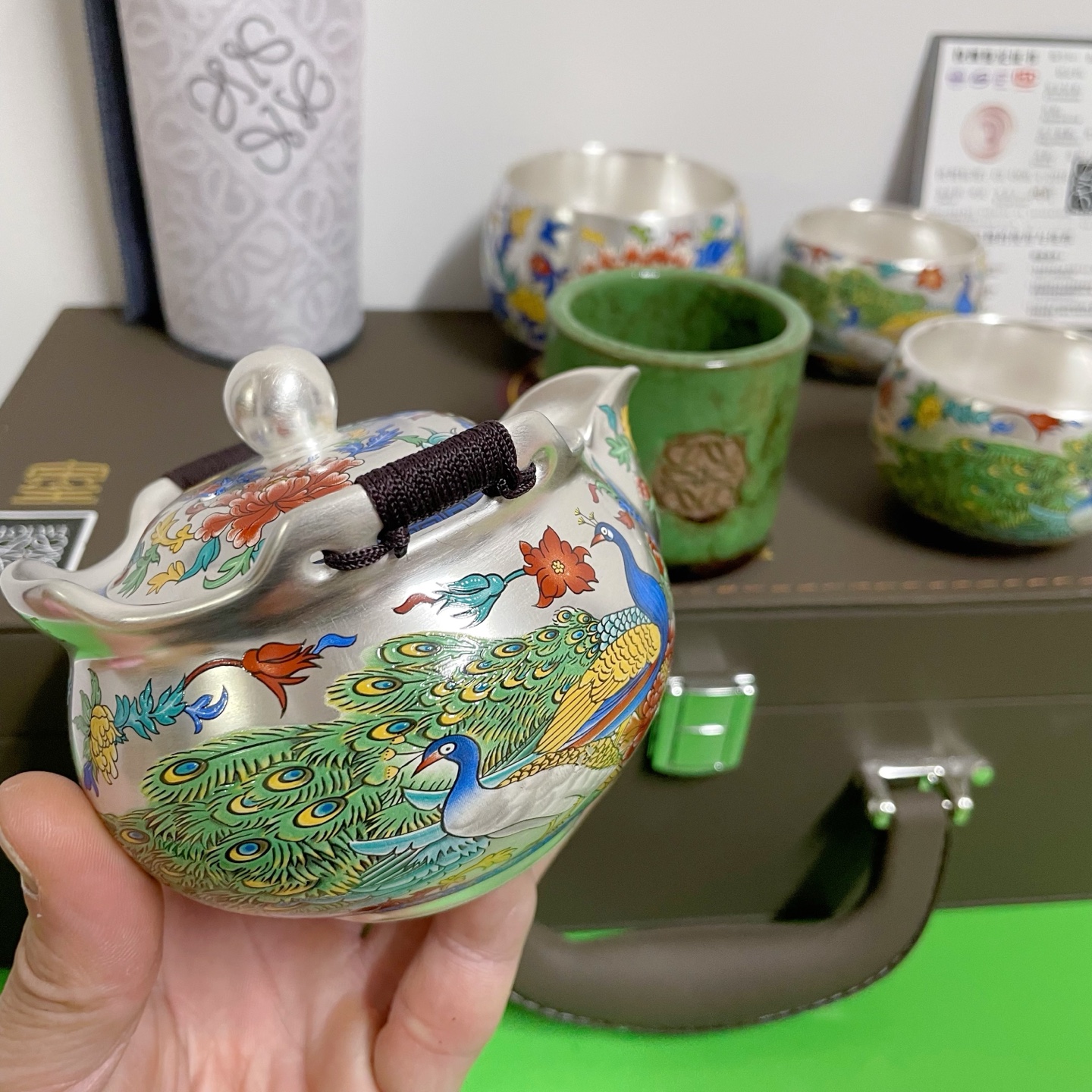 Loewe LOEWE罗意威青瓷开窗主人杯999纯银珐琅彩花开富贵陶瓷与纯银的结合1壶4杯配茶巾附带证书礼盒套装孔雀在中国及世界多国文化中