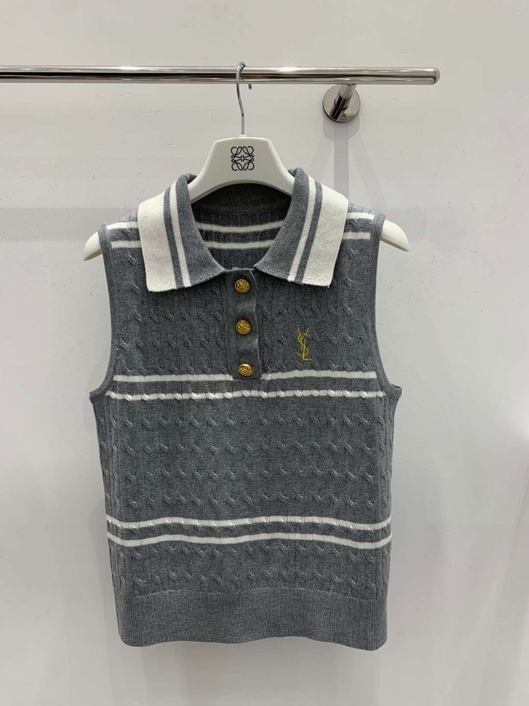 NO:298236,Ysl / Saint Lauren*2025 new product launches lapel striped knitted vest custom YB imported wool knitted material soft and comfortable Cable knitted texture thread edge narrowing treatment Matched with striped contrasting color design to add layering of styling The iconic embroidered letters on the chest embellishment echoes the front printed round buckle adjustment Regular style inclusive and slimming Facial auxiliary materials development Lapel half-pallet vest tailoring Slack and fashionable High-version, saint laurent,saint laurent,alexander wang19860909Ysl / Saint Lauren*2025新品上架翻领条纹针织背心定制YB进口羊毛针织材质 柔软舒适 绞花编织肌理螺纹包边收窄处理 搭配条纹撞色设计 增添造型层次感 胸前标志性刺绣字母徽标点缀装饰 呼应前襟印刻圆扣调节 常规版型包容显瘦 面辅料开发 翻领半开襟背心剪裁 穿搭松弛时髦 高版本,,saint laurent,saint laurent,alexander wang,Women's clothing