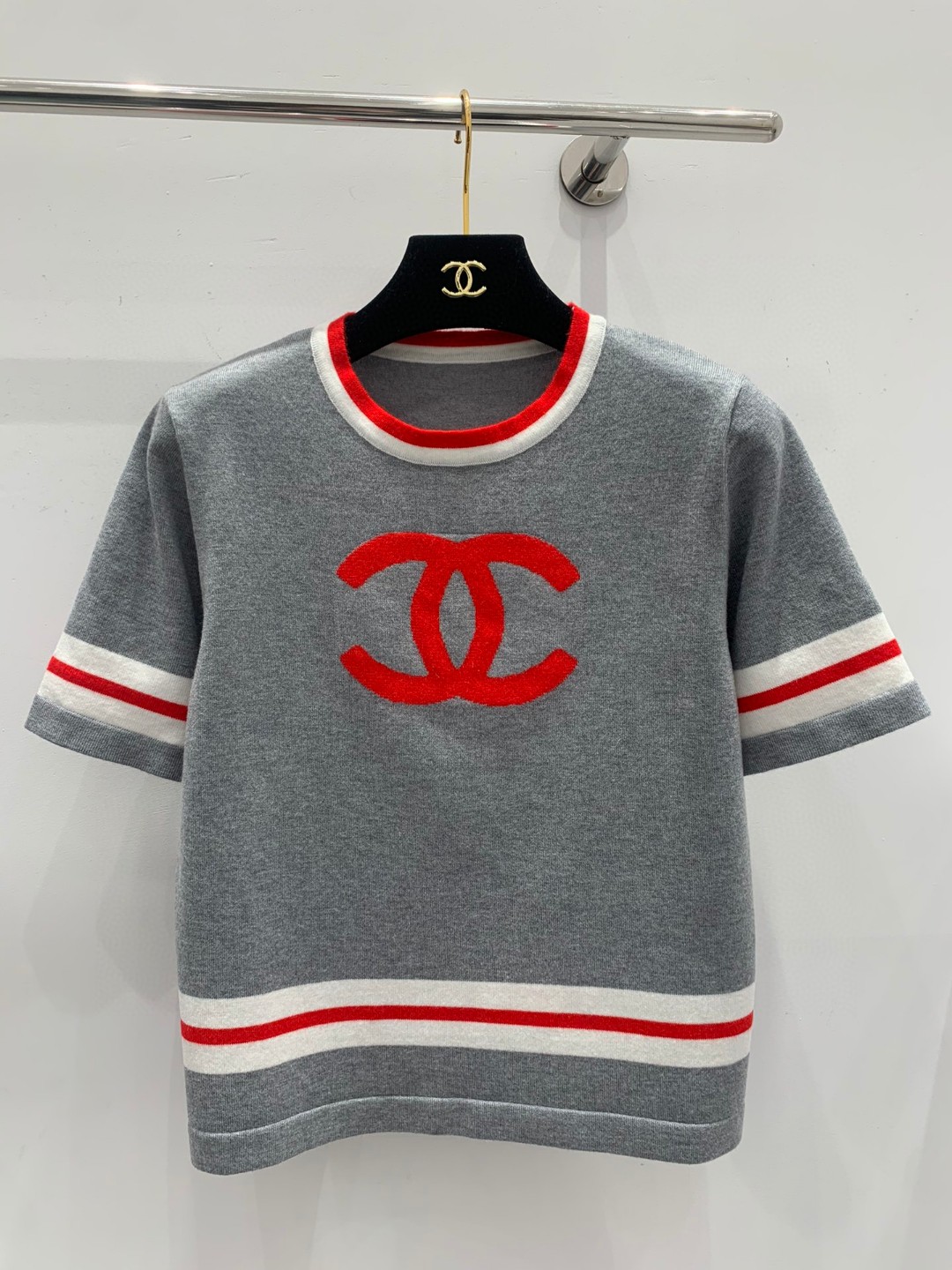 NO:298283,Chane*2025 new product is available on the shelves of round neck striped short-sleeved knitted custom YB imported wool knitted material, soft and comfortable, decorated with elastic threaded edges and different stripes, design with different thicknesses, adding layered look, regular style makes it slimming and inclusive, with double C logo embellishment on the chest, showing the brand tone, regular style makes it look slimming and inclusive, versatile and not picky about the figure, surface auxiliary materials development, round neck short-sleeved top cut, matched with skirts and trousers, age-reducing fashionable, high version 2 colors 36 38 40,,chanel, skirts, T-shirt, alexander wang19860909Chane*2025新品上架圆领条纹短袖针织定制YB进口羊毛针织材质 柔软舒适 饰以弹力螺纹包边搭配条纹粗细不一设计 增添造型层次感 常规版型显瘦包容身材 胸前双C徽标点缀装饰彰显品牌调性 常规版型显瘦包容 百搭不挑身材 面辅料开发 圆领短袖上衣剪裁 搭配裙装裤装减龄时髦  高版本2色36 38 40,,chanel,skirts,T-shirt,alexander wang,Women's clothing