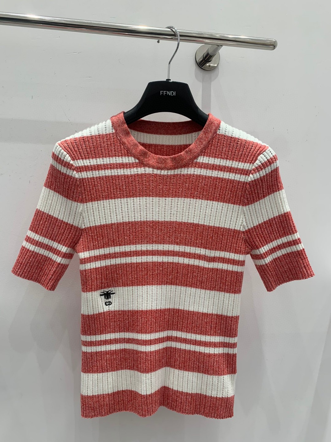 NO:298278,Dio*2025 new product is available on the shelves of slim round neck short sleeve knitted custom YB imported wool knitted material, soft and comfortable, with contrasting stripes and vertical pit stripes texture, adding layered look, waist and side decoration is decorated with embroidered CD bee logo to highlight the brand tone, slim fit fits the body, surface auxiliary materials development, round neck short sleeve top cut, matched with skirts and trousers, age-reducing college style, high-version 3 colors,,dior, skirts, T-shirt, alexander wang19860909Dio*2025新品上架修身圆领短袖针织定制YB进口羊毛针织材质 柔软舒适 沿用条纹撞色设计搭配纵向坑条纹理 增添造型层次感 腰侧饰以刺绣CD蜜蜂徽标点缀装饰 彰显品牌调性 修身版型贴合身形 面辅料开发 圆领短袖上衣剪裁 搭配裙装裤装减龄学院风 高版本3色,,dior,skirts,T-shirt,alexander wang,Women's clothing