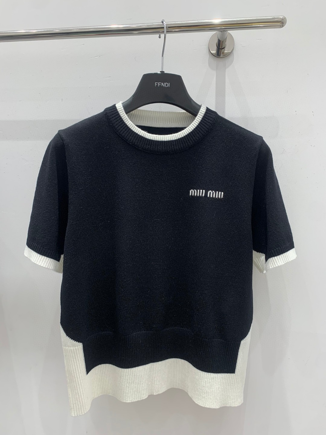 NO:298263,Miumi*2025 new product is available on the shelves of round neck edging short sleeve knitted custom YB imported wool knitted material, soft and comfortable, thread edging contrasting design, matching the shear with widening, adding layering, loose fit, not picky body, iconic letter logo embellishment on the chest, highlighting the brand tone, surface auxiliary material development, round neck short sleeve top tailoring, suitable for skirt and trousers, fashionable and retro, high version 2 colors,,miumiu, skirts, T-shirt, alexander wang19860909Miumi*2025新品上架圆领包边短袖针织定制YB进口羊毛针织材质 柔软舒适 沿用螺纹包边撞色设计配合衣摆加宽 增添造型层次感 宽松版型不挑身材 胸前标志性字母徽标点缀装饰 彰显品牌调性 面辅料开发 圆领短袖上衣剪裁 适配裙装裤装 穿搭时髦复古 高版本2色,,miumiu,skirts,T-shirt,alexander wang,Women's clothing