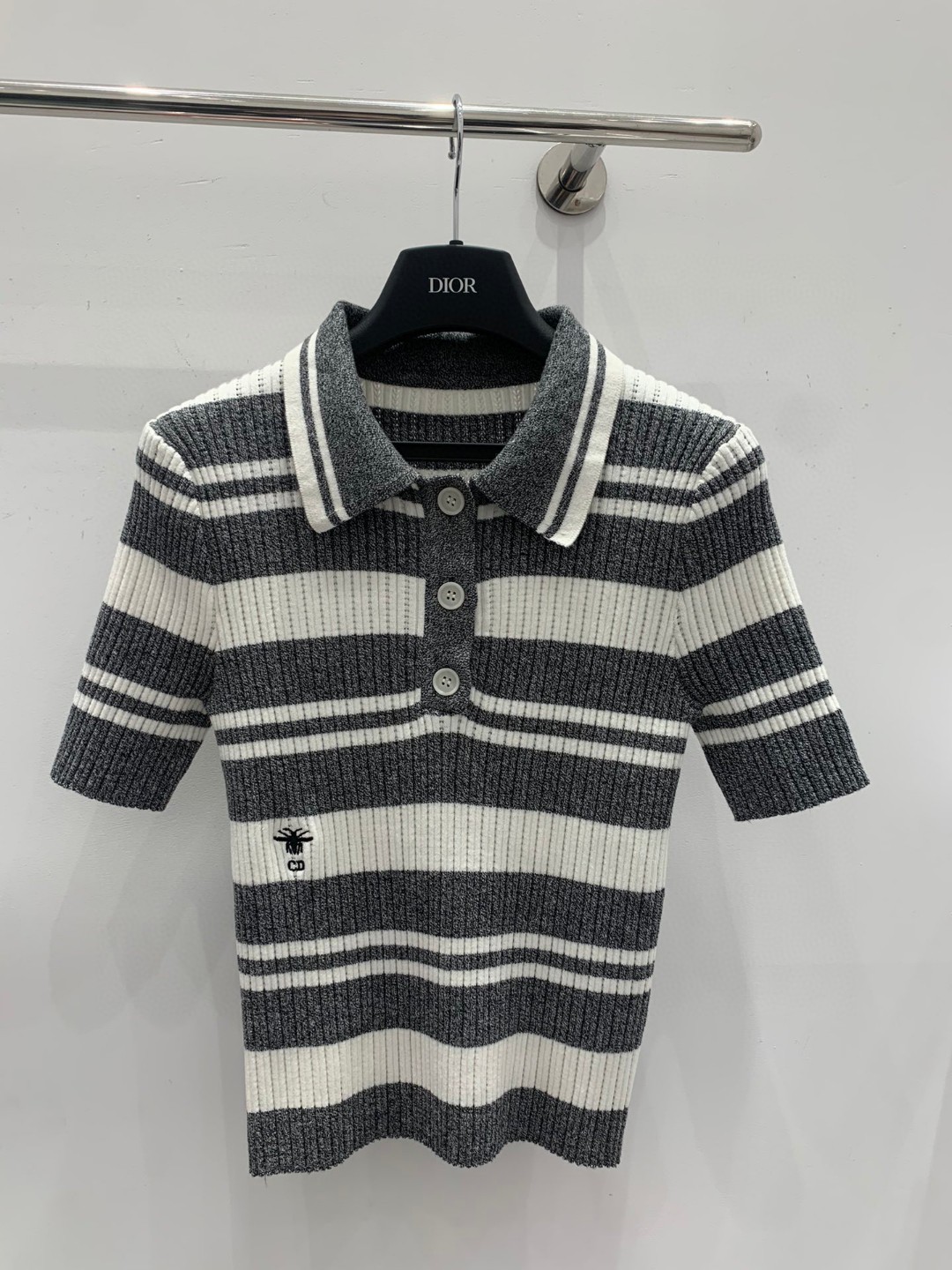 NO:298273,Dio*2025 new product is available on the shelves of slim lapel short-sleeved knitted custom YB imported wool knitted material, soft and comfortable, with a contrasting stripe design and vertical pit strip texture to add layering, waist and side decoration is decorated with embroidered CD bee logo to highlight the brand tone, slim fit fits the body, surface auxiliary materials development, lapel half-open short-sleeved top cut, matched with skirts and trousers, age-reducing college style, high-version 3 colors,,dior, skirts, T-shirt, alexander wang19860909Dio*2025新品上架修身翻领短袖针织定制YB进口羊毛针织材质 柔软舒适 沿用条纹撞色设计搭配纵向坑条纹理 增添造型层次感 腰侧饰以刺绣CD蜜蜂徽标点缀装饰 彰显品牌调性 修身版型贴合身形 面辅料开发 翻领半开襟短袖上衣剪裁 搭配裙装裤装减龄学院风 高版本3色,,dior,skirts,T-shirt,alexander wang,Women's clothing