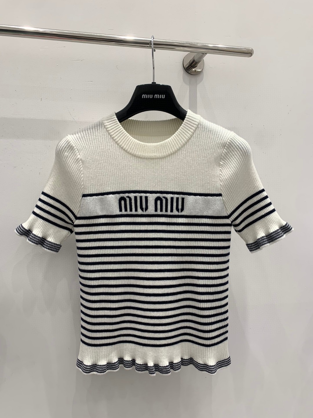 NO:298268,Miumi*2025 new product is available on the shelves of round neck wood earrings slim knitted custom YB imported wool material, soft and comfortable The cuff hem is decorated with black fungus lace to add layering to the shape, matched with stripes contrasting color vertical pit strip texture, rich visual effect, elastic fabric fits the body shape, iconic letter logo embellishment on the chest, highlights the brand tone, facial accessories development, round neck short-sleeved top tailoring, suitable for skirts and pants, wear age-reducing temperament, high-version 3 colors,,miumiu, skirts, T-shirt, alexander wang19860909Miumi*2025新品上架圆领木耳边修身针织定制YB进口羊毛材质 柔软舒适 袖口下摆饰以木耳花边装饰 增添造型层次感 搭配条纹撞色纵向坑条纹理 丰富视觉效果 弹性十足面料贴合身型 胸前标志性字母徽标点缀 彰显品牌调性 面辅料开发 圆领短袖上衣剪裁 适配裙装裤装 穿搭减龄气质  高版本3色,,miumiu,skirts,T-shirt,alexander wang,Women's clothing