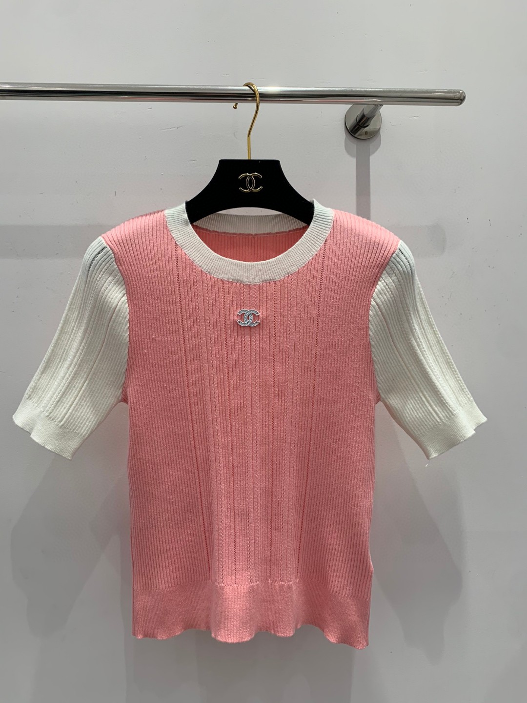 NO:314176,Chane*2025 new product is available on the shelves of round neck slim short-sleeved knitted custom YB imported wool knitted material soft and comfortable neck cuff hem threaded edging treatment The large-body double sleeves are collided with two colors to add layering to the styling. The elastic slim fabric fits the body. The chest is decorated with double C metal logo to highlight the brand tone. The surface auxiliary materials are developed. The round neck short-sleeved top is cut. The age-reducing fashionable style can be worn alone. The first choice for fashion outfits in all seasons, chanel, T-shirt, alexander wang19860909Chane*2025新品上架圆领修身短袖针织定制YB进口羊毛针织材质 柔软舒适 领口袖口衣摆螺纹包边处理 大身双袖沿用两色碰撞 增添造型层次感 弹力修身面料贴合身型 胸前饰以双C金属徽标点缀装饰 彰显品牌调性 面辅料开发 圆领短袖上衣剪裁 减龄时髦洋气 单穿叠穿均可 四季时尚穿搭首选,,chanel,T-shirt,alexander wang,Women's clothing