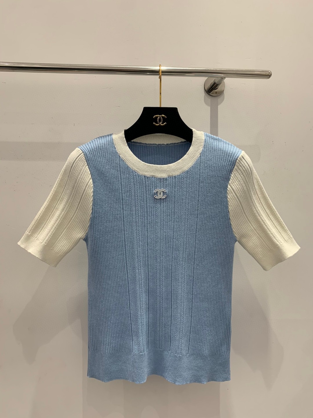 NO:314180,Chane*2025 new product is available on the shelves of round neck slim short-sleeved knitted custom YB imported wool knitted material soft and comfortable neck cuff hem threaded edging treatment The large-body double sleeves are collided with two colors to add layering to the styling. The elastic slim fabric fits the body. The chest is decorated with double C metal logo to highlight the brand tone. The surface auxiliary materials are developed. The round neck short-sleeved top is cut. The age-reducing fashionable style is available. The first choice for fashionable outfits in all seasons, chanel, T-shirt, alexander wang19860909Chane*2025新品上架圆领修身短袖针织定制YB进口羊毛针织材质 柔软舒适 领口袖口衣摆螺纹包边处理 大身双袖沿用两色碰撞 增添造型层次感 弹力修身面料贴合身型 胸前饰以双C金属徽标点缀装饰 彰显品牌调性 面辅料开发 圆领短袖上衣剪裁 减龄时髦洋气 单穿叠穿均可 四季时尚穿搭首选,,chanel,T-shirt,alexander wang,Women's clothing