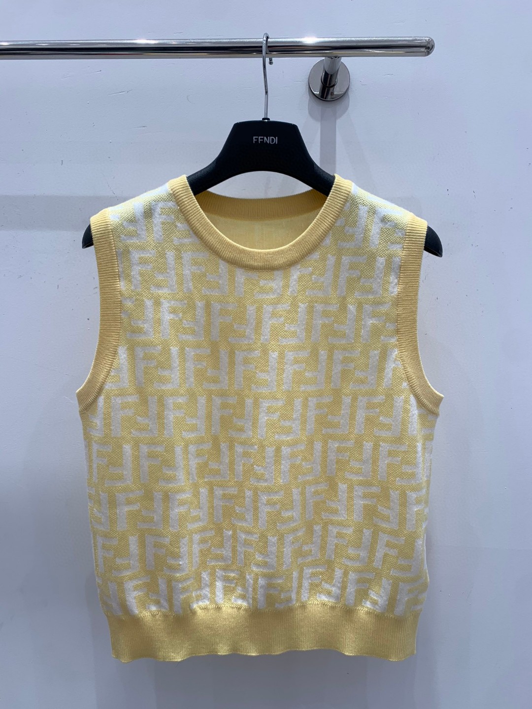 NO:314169,Fend*2025 new product is available on the shelves of jacquard letter knitted vest custom YB imported wool knitted material soft and comfortable bright yellow background color white double F letter logo pattern highlights the brand tone neck cuff hem thread edging to add styling layering facial auxiliary material development round neck sleeveless top cut outfit to make it look slim and relaxed, showing light luxury and fashionable temperament High-version, fendi, alexander wang19860909Fend*2025新品上架提花字母针织背心定制YB进口羊毛针织材质 柔软舒适 明黄色底色系白色双F字母徽标图案 彰显品牌调性 领口袖口衣摆螺纹包边处理 增添造型层次感 面辅料开发 圆领无袖上衣剪裁 穿搭显瘦松弛 尽显轻奢时髦气质   高版本,,fendi,alexander wang,Women's clothing