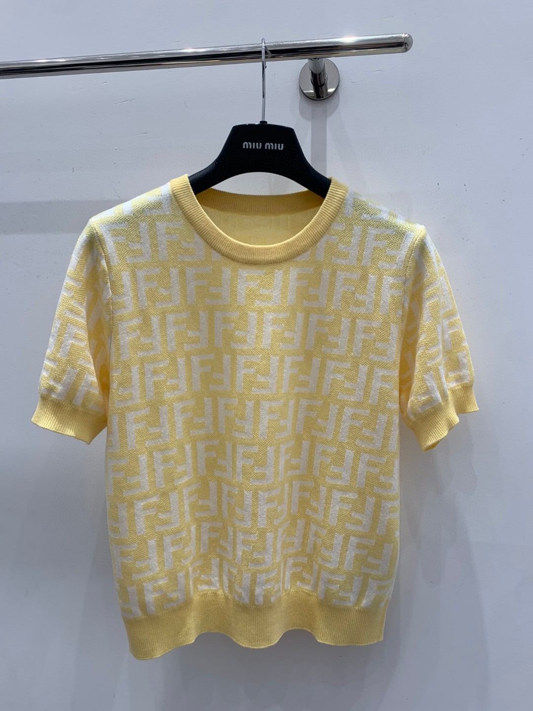 NO:314172,Fend*2025 new product is available on the shelves of jacquard letters short-sleeved knitted custom YB imported wool knitted material soft and comfortable bright yellow background color white double F letter logo pattern highlights the brand tone neck cuff hem thread edging to add styling layering facial auxiliary material development round neck short-sleeved top cut outfit to make it look slim and relaxed, showing light luxury and fashionable temperament High-version, fendi, T-shirt, alexander wang19860909Fend*2025新品上架提花字母短袖针织定制YB进口羊毛针织材质 柔软舒适 明黄色底色系白色双F字母徽标图案 彰显品牌调性 领口袖口衣摆螺纹包边处理 增添造型层次感 面辅料开发 圆领短袖上衣剪裁 穿搭显瘦松弛 尽显轻奢时髦气质   高版本,,fendi,T-shirt,alexander wang,Women's clothing