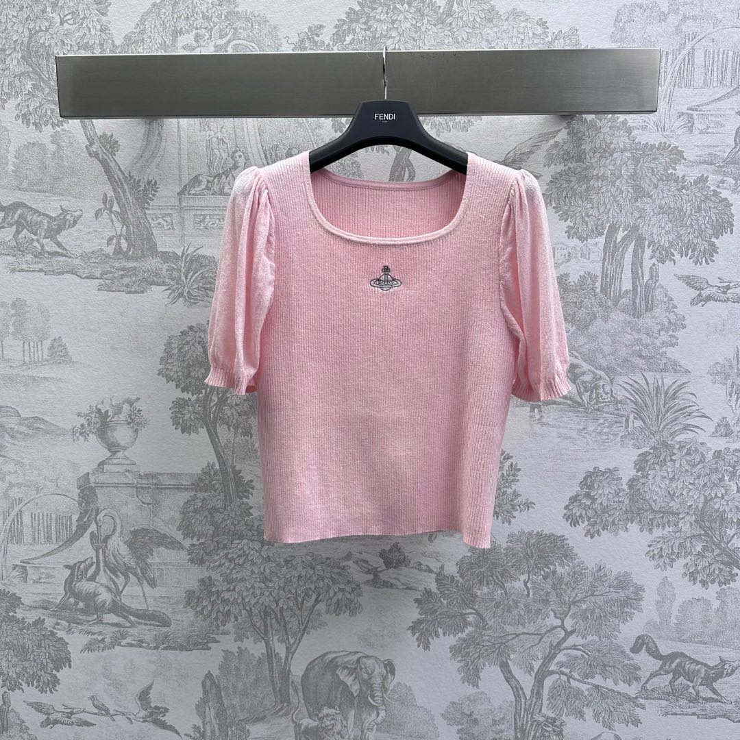 NO:313271,The Queen Mother of the Czech Republic* 2025 new product is on the shelves of square collar knitted tops. Customized YB imported wool knitted material. Comfortable and soft, elastic. U-neck with puff sleeve design adds layering. The iconic embroidery logo embellishes the brand tone to add literary and artistic atmosphere to simple outfits. Slim fit fits the human body curve. Slim and fashionable. Facial accessories development. Short-sleeved tops. Single-sleeved tops are all worn in all seasons. High-version 2 colors, T-shirt, alexander wang19860909西太后*2025新品上架方领针织上衣定制YB进口羊毛针织材质 舒适软糯 弹力十足 U领配合泡泡袖设计 增添造型层次感 胸前标志性刺绣徽标点缀 彰显品牌调性 为简易穿搭增加文艺气息 修身版型贴合人体曲线 显瘦时髦 面辅料开发 短袖上衣剪裁 四季单穿叠穿都 高版本2色,,T-shirt,alexander wang,Women's clothing