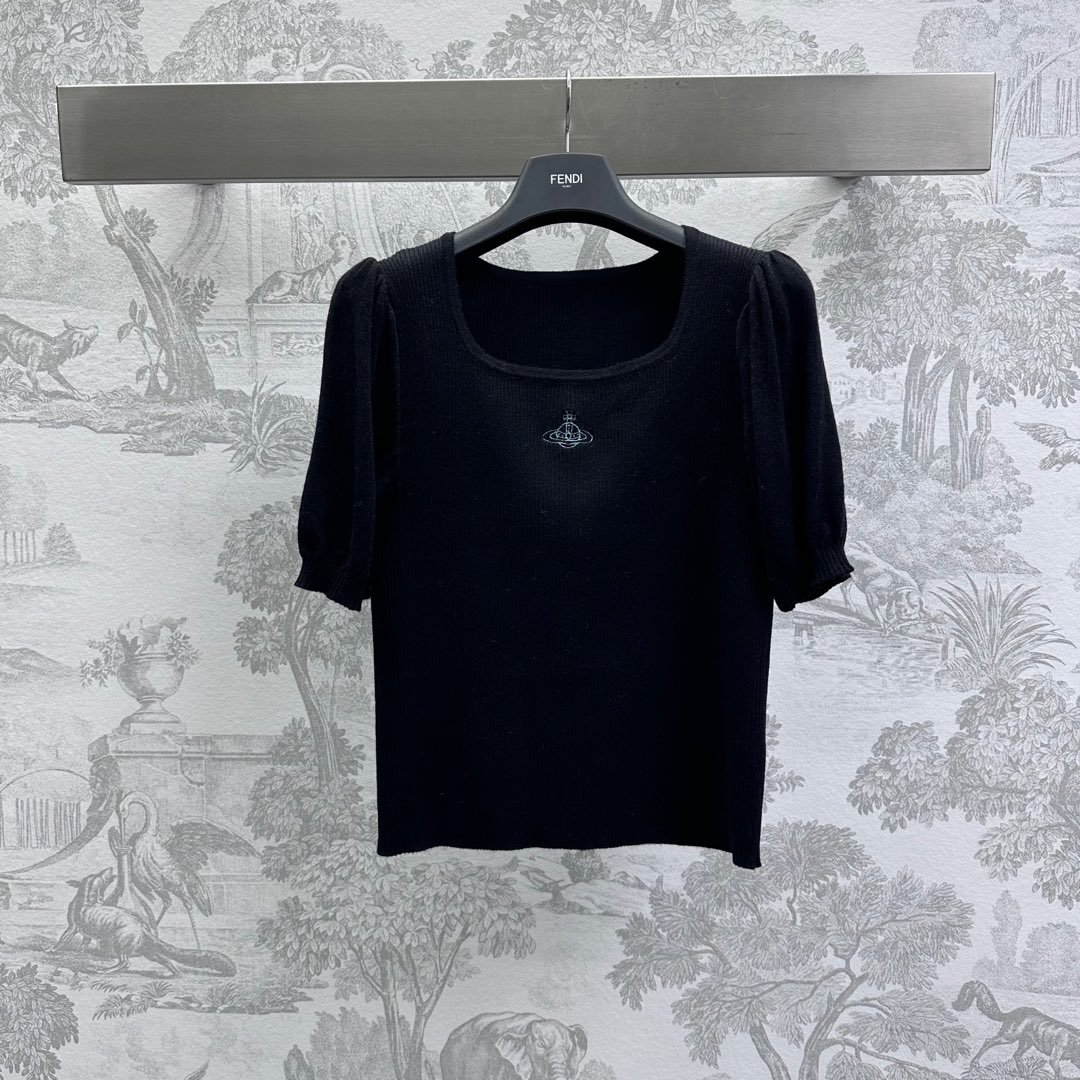 NO:313274,The Queen Mother of the Czech Republic* 2025 new product is on the shelves of square collar knitted tops. Customized YB imported wool knitted material. Comfortable and soft, elastic. U-neck with puff sleeve design adds a sense of styling. The iconic embroidery logo embellishes the brand tone. Adds literary and artistic atmosphere to the simple outfit. The slim fits the human body curve. Slim and fashionable. The development of surface accessories. Short-sleeved tops. Single-sleeved tops are worn in all seasons. High-version 2 colors. 766155,,T-shirt,alexander wang19860909西太后*2025新品上架方领针织上衣定制YB进口羊毛针织材质 舒适软糯 弹力十足 U领配合泡泡袖设计 增添造型层次感 胸前标志性刺绣徽标点缀 彰显品牌调性 为简易穿搭增加文艺气息 修身版型贴合人体曲线 显瘦时髦 面辅料开发 短袖上衣剪裁 四季单穿叠穿都 高版本2色 766155,,T-shirt,alexander wang,Women's clothing