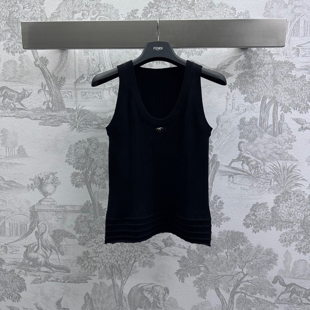 NO:312764,Chane*2025 new product launches on the shelves of three-dimensional knitted vest custom YB imported wool knitted material, soft, glutinous, elastic and comfortable, neckline cuff threaded edge details, vertical pit strips and multi-layer pattern treatment for the clothes hem, adding layered slim fitting to the human body curve, the chest is decorated with gradient metal double C logo embellished to highlight the brand tone, surface auxiliary materials development, U-neck vest tailoring, upper body high-end slimming, four-season single-wearing and layering, high-end version 2 colors 36 38 40,,chanel,alexander wang19860909Chane*2025新品上架立体针织背心定制YB进口羊毛针织材质 软糯弹力舒适 领口袖口螺纹包边细节 竖坑条配合衣摆多层花纹处理 增添造型层次感 修身版型贴合人体曲线 胸前饰以渐变金属双C徽标点缀 彰显品牌调性 面辅料开发 U领背心剪裁 上身高级显瘦 四季单穿叠穿首选  高版本2色36 38 40,,chanel,alexander wang,Women's clothing