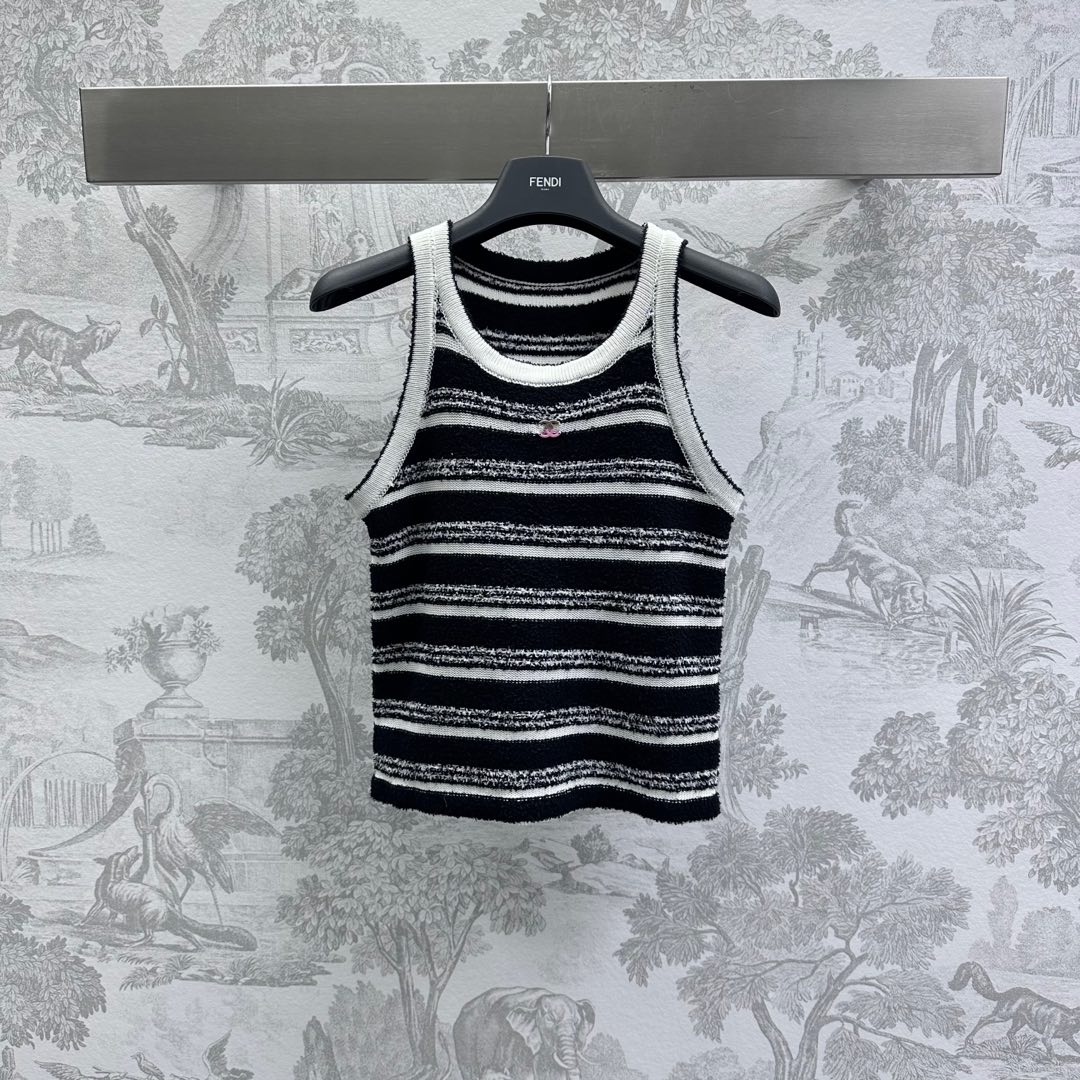 NO:312751,Chane*2025 new product is on the shelves of striped knitted vest custom YB imported wool knitted material, skin-friendly and elastic, large body color striped texture, obvious wool texture, contrasting colored shoulder design to modify the shoulder, adding layered texture, chest embellished with gradient double C metal logo, highlighting the brand tone, surface auxiliary material development, shoulder vest style tailoring, daily versatile slimming outfits, high version 2 colors 36 38 40,,chanel,alexander wang19860909Chane*2025新品上架条纹针织背心定制YB进口羊毛针织材质 亲肤弹力舒适 大身通体彩色条纹肌理 明显毛料质感 撞色挖肩设计修饰肩部 增添造型层次感 胸前饰以渐变双C金属徽标点缀 彰显品牌调性 面辅料开发 挖肩背心版型剪裁 日常百搭显瘦穿搭首选  高版本2色36 38 40,,chanel,alexander wang,Women's clothing
