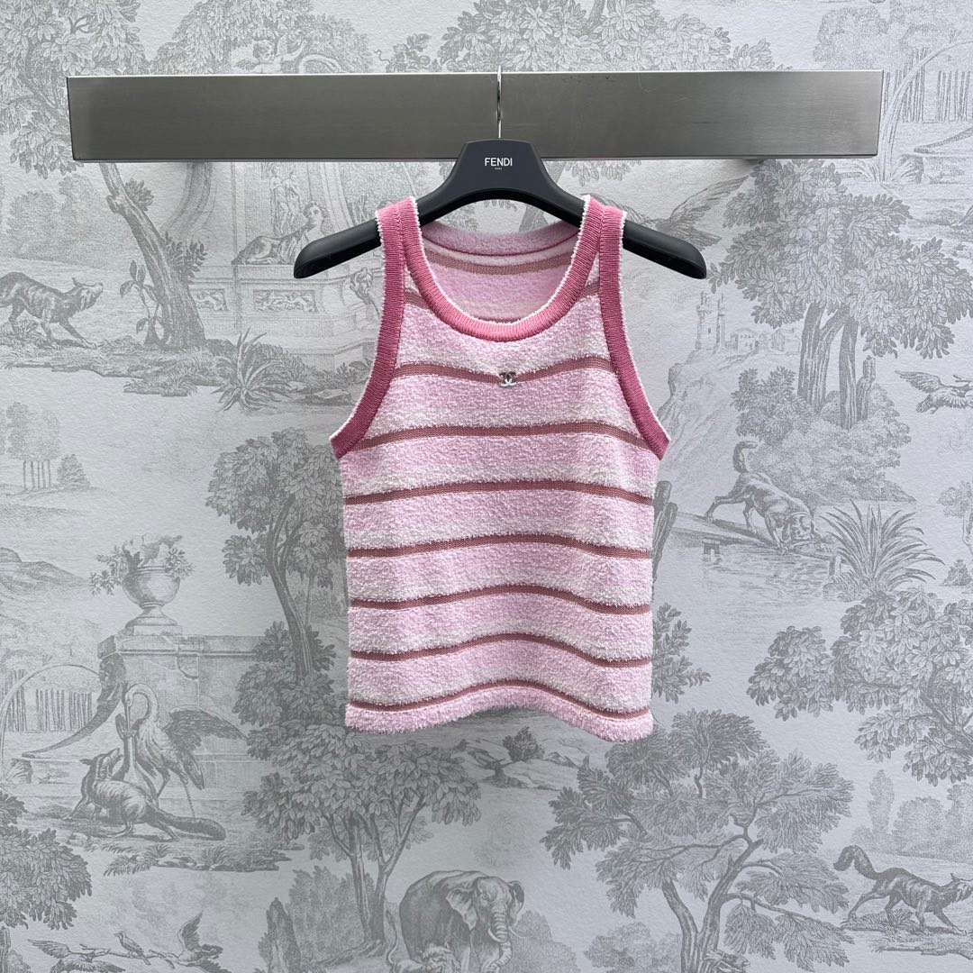 NO:312752,Chane*2025 new product is on the shelves of striped knitted vest custom YB imported wool knitted material, skin-friendly and elastic, large body color striped texture, obvious wool texture, contrasting colored shoulder design to modify the shoulder, add layered texture, chest embellished with gradient double C metal logo, highlighting the brand tone, surface auxiliary material development, shoulder vest style tailoring, daily versatile slimming outfits, high version 2 colors 36 38 4,,chanel,alexander wang19860909Chane*2025新品上架条纹针织背心定制YB进口羊毛针织材质 亲肤弹力舒适 大身通体彩色条纹肌理 明显毛料质感 撞色挖肩设计修饰肩部 增添造型层次感 胸前饰以渐变双C金属徽标点缀 彰显品牌调性 面辅料开发 挖肩背心版型剪裁 日常百搭显瘦穿搭首选  高版本2色36 38 4,,chanel,alexander wang,Women's clothing