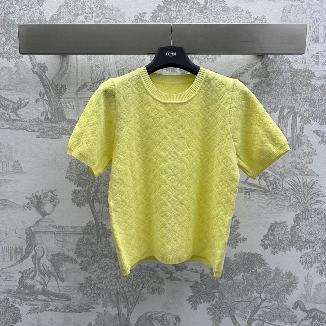 NO:312762,Louis Vuitto*2025 new product is available on the shelves of round neck jacquard short-sleeved knitted custom YB imported wool knitted material, soft, comfortable and elastic, ready-to-wear decoration is made of contrasting thread edge-closed design, adding layeredness, the body is decorated with four-leaf clover letter jacquard pattern, highlighting the brand tone, collides with old money style elements, surface auxiliary materials development, round neck short-sleeved top cut, regular style to accommodate body, loose and fashionable, high version 2 colors,,louis vuitton, T-shirt, alexander wang19860909Louis Vuitto*2025新品上架圆领提花短袖针织定制YB进口羊毛针织材质 软糯舒适弹力 成衣饰以撞色螺纹包边收窄设计 增添造型层次感 大身通体饰以四叶草字母提花图案点缀 彰显品牌调性 碰撞出老钱风格元素 面辅料开发 圆领短袖上衣剪裁 常规版型包容身材 穿搭松弛时髦 高版本2色,,louis vuitton,T-shirt,alexander wang,Women's clothing
