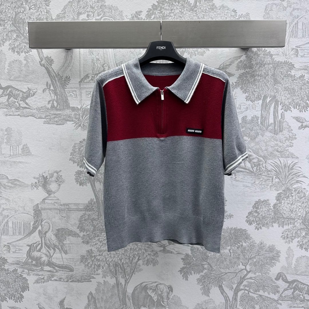 NO:312754,Miumi*2025 new product is available on the shelves of contrasting lapel short sleeve knitted custom YB imported wool knitted material, delicate, soft and comfortable, classic lapel zipper half-pallet style design, collar cuff hem threaded edge details, add layered look, large body decoration is treated with contrasting color, retro college style, letter logo elements on the chest embellishment to highlight the brand tone, surface auxiliary material development, lapel short sleeve top cut, upper body age-reducing youth, daily commuting adaptation items, high version, miumiu, T-shirt, alexander wang19860909Miumi*2025新品上架撞色翻领短袖针织定制YB进口羊毛针织材质 细腻柔软舒适 经典翻领拉链半开襟版型设计 领边袖口衣摆螺纹包边细节 增添造型层次感 大身饰以撞色处理 复古学院风格十足 胸前点缀字母徽标元素 彰显品牌调性 面辅料开发 翻领短袖上衣剪裁 上身减龄青春 日常通勤适配单品  高版本,,miumiu,T-shirt,alexander wang,Women's clothing