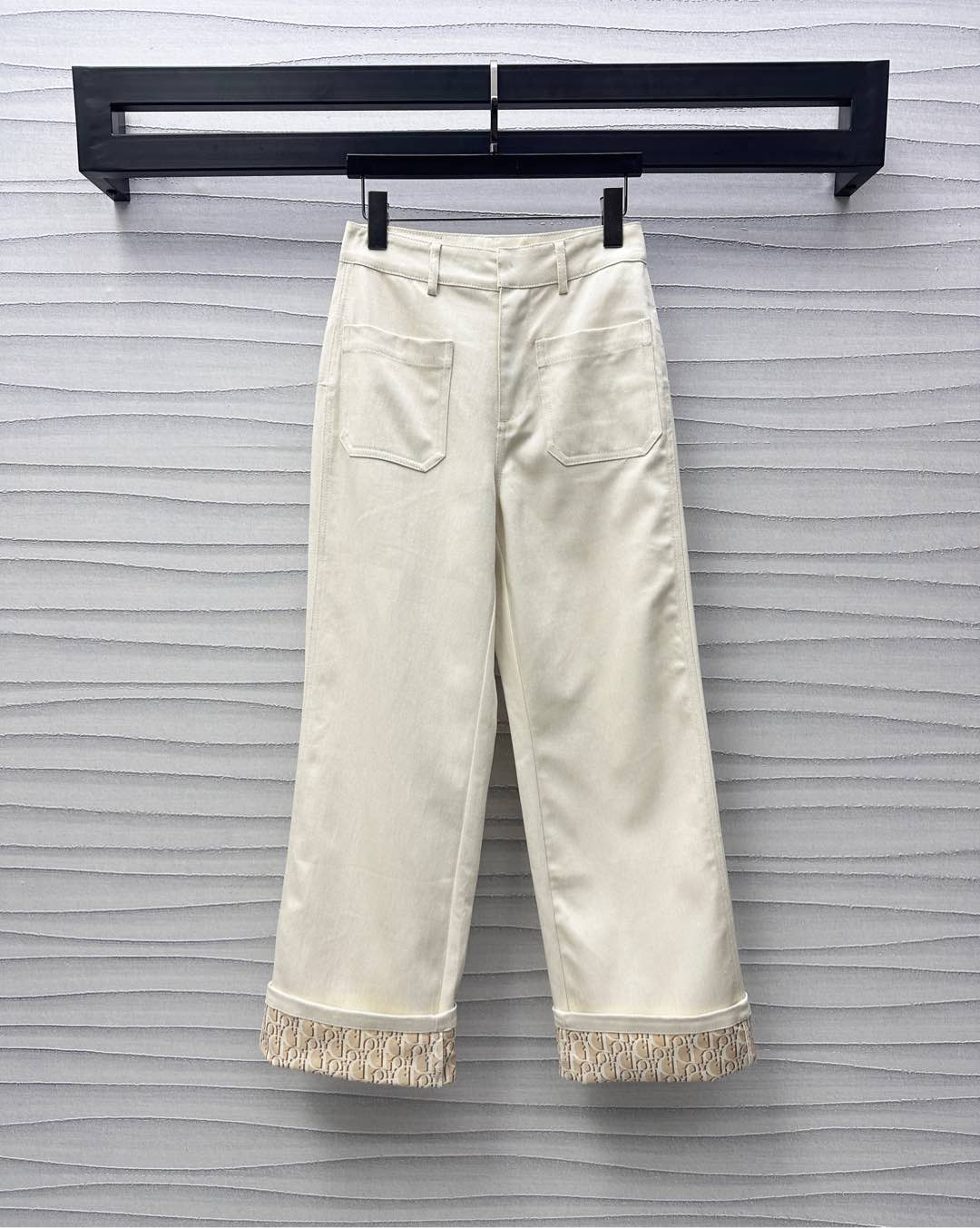 NO:321697,Dio*2025 new product launch pocket denim trousers customized YB imported twill cotton denim material, crisp, comfortable and stylish, waist and side decoration is decorated with letters and leather labels, echoing the iconic letter prints in the inner and highlighting the brand tone High-waist hidden button pattern, matching with symmetrical pocket design, adding layered look, surface auxiliary materials development, high-waist straight trousers tailored, can be matched with the same series tops, slack upper body high-end preferred item series development, high-version, dior, alexander wang19860909Dio*2025新品上架口袋牛仔长裤定制YB进口斜纹全棉牛仔材质 挺括舒适有型 腰侧饰以字母徽标皮牌点缀装饰 呼应内里满印标志性字母印花 彰显品牌调性 高腰隐藏系扣版型 配合对称口袋设计 增添造型层次感 面辅料开发 高腰直筒长裤剪裁 可搭配同系列上装 上身松弛高级首选单品 系列开发  高版本,,dior,alexander wang,Women's clothing