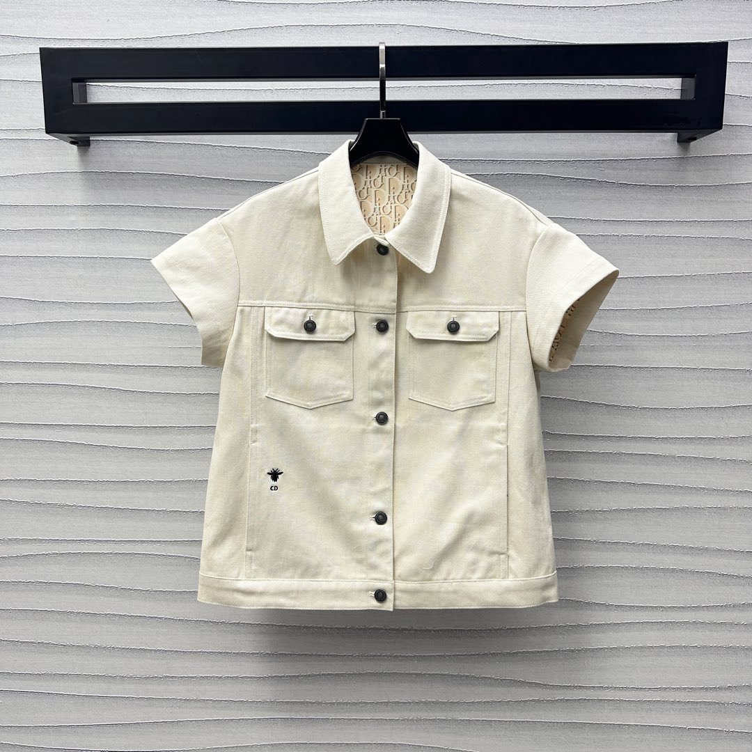 NO:321700,Dio*2025 new product launches the Flying Sleeve Denim Vest Customized YB imported twill cotton denim material, crisp, comfortable and stylish, waist and side decoration is decorated with CD bee embroidered logo, echoing the iconic letter print in the inner side, highlighting the brand tone, small flying sleeve design, with symmetrical pocket placket buckle adjustment, add layering, surface auxiliary material development, fly sleeve vest tailoring, can be matched with trousers in the same series, upper body is loose and advanced, layered first choice, series development, high-end version, dior, alexander wang19860909Dio*2025新品上架飞袖牛仔马甲定制YB进口斜纹全棉牛仔材质 挺括舒适有型 腰侧饰以CD蜜蜂刺绣徽标点缀装饰 呼应内里满印标志性字母印花 彰显品牌调性 小飞袖设计 配合对称口袋襟扣调节 增添造型层次感 面辅料开发 飞袖马甲剪裁 可搭配同系列长裤 上身松弛高级 叠穿首选 系列开发  高版本,,dior,alexander wang,Women's clothing