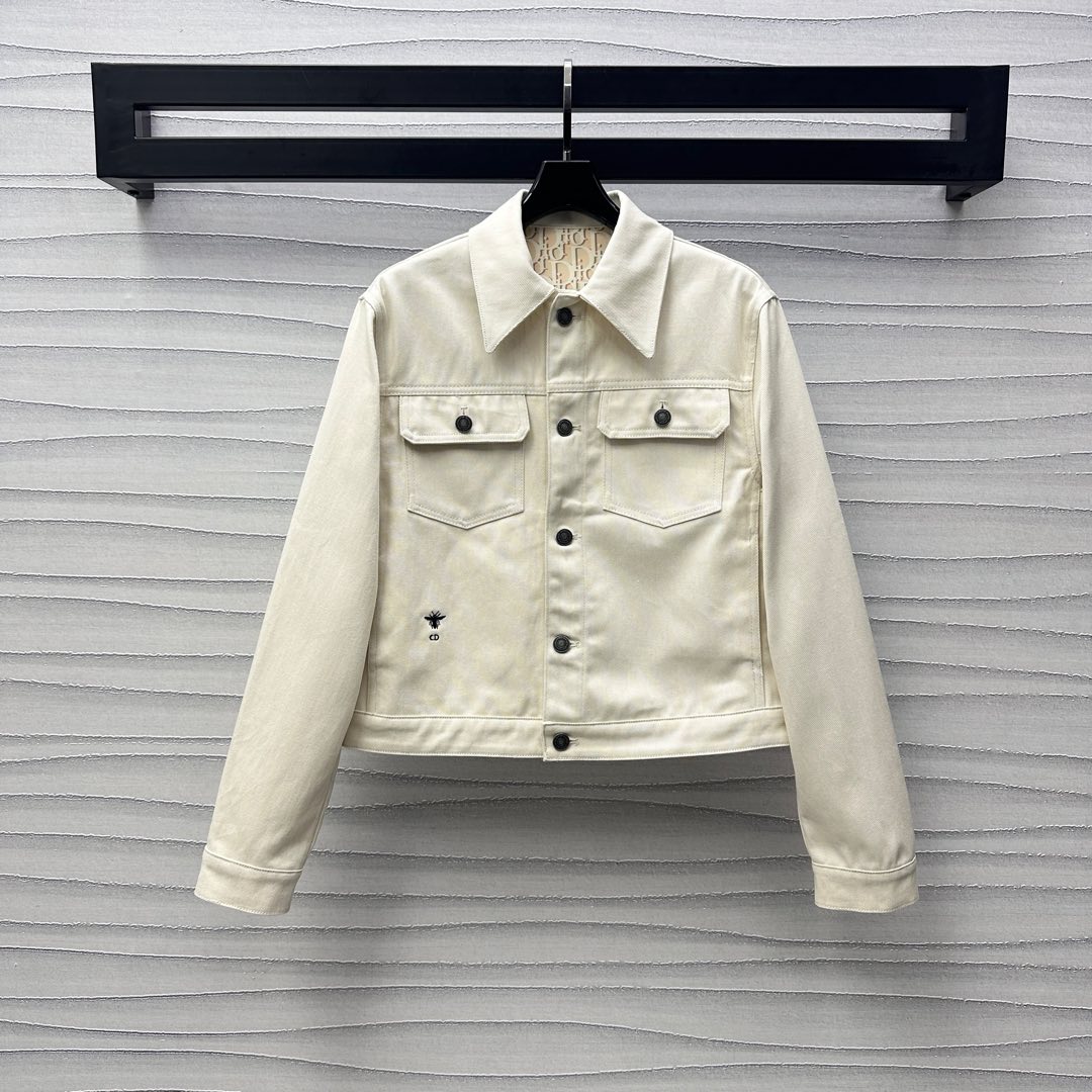 NO:321715,Dio*2025 new product lapel denim jacket customized YB imported twill cotton denim material, crisp, comfortable and stylish, regular slim fit style, symmetrical flip pocket with basic contour line, add layered look, waist CD bee embroidered logo embellishment decoration, echoing the inner printed iconic letter printed back waist side letter logo leather brand, highlighting the brand tone, surface auxiliary material development, lapel jacket tailoring, can be matched with trousers in the same series, upper body relaxed and advanced, layered first choice, series development, high-end,,dior,jackets & coats,jackets & coats,alexander wang19860909Dio*2025新品上架翻领牛仔外套定制YB进口斜纹棉牛仔材质 挺括舒适有型 常规修身版型 对称翻盖口袋搭配基础轮廓线 增添造型层次感 腰间CD蜜蜂刺绣徽标点缀装饰 呼应内里满印标志性字母印花后腰侧字母徽标皮牌 彰显品牌调性 面辅料开发 翻领夹克外套剪裁 可搭配同系列长裤 上身松弛高级 叠穿首选 系列开发 高版本,,dior,jackets & coats,jackets & coats,alexander wang,Women's clothing