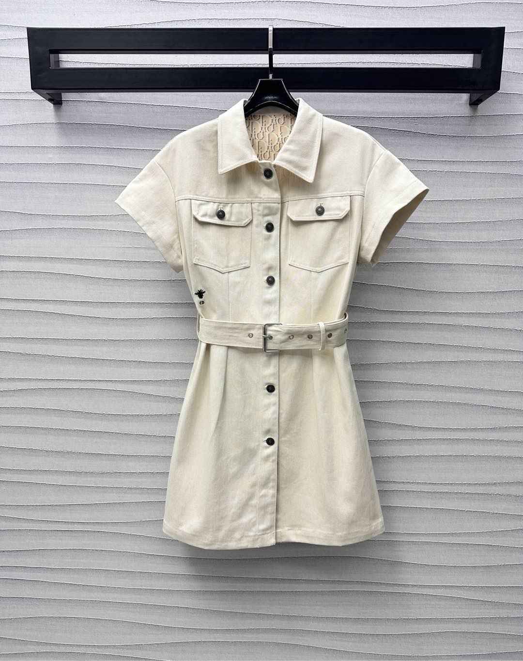 NO:321706,Dio*2025 new product launches flying sleeve denim vest skirt custom YB imported twill cotton denim material, crisp, comfortable and stylish, waist side decoration is decorated with CD bee embroidered logo, echoing the iconic letter print in the inner side, highlighting the brand tone, small flying sleeve design, with symmetrical pocket closure buckle adjustment, add layering, waistband belt waistband waist treatment, slim and fashionable, surface auxiliary materials development, fly sleeve lapel belt vest skirt tailoring, upper body relaxed, high-end, layered first choice, series development, high-end version, dior, skirts, alexander wang19860909Dio*2025新品上架飞袖牛仔马甲裙定制YB进口斜纹全棉牛仔材质 挺括舒适有型 腰侧饰以CD蜜蜂刺绣徽标点缀装饰 呼应内里满印标志性字母印花 彰显品牌调性 小飞袖设计 配合对称口袋襟扣调节 增添造型层次感 腰间本布腰带收腰处理 显瘦时髦 面辅料开发 飞袖翻领腰带马甲裙剪裁 上身松弛高级 叠穿首选 系列开发  高版本,,dior,skirts,alexander wang,Women's clothing