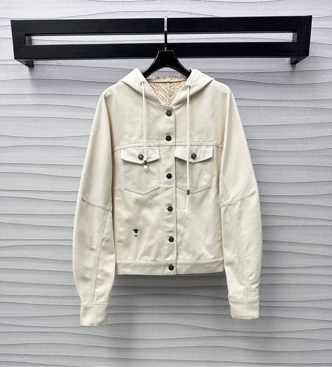 NO:321712,Dio*2025 new product hooded denim jacket customized YB imported twill cotton denim material, crisp, comfortable and stylish, waist side decoration is decorated with CD bee embroidered logo, echoing the iconic letter printed hood badge, highlighting the brand tone, silhouette drawstring style design, with symmetrical pocket placket buckle adjustment, add to the styling layering, surface auxiliary material development Hooded jacket tailoring can be matched with trousers in the same series, upper body is loose and advanced, layered first choice, series development High version 7,,dior,jackets & coats,jackets & coats,hats,alexander wang19860909Dio*2025新品上架连帽牛仔外套定制YB进口斜纹全棉牛仔材质 挺括舒适有型 腰侧饰以CD蜜蜂刺绣徽标点缀装饰 呼应内里满印标志性字母印花兜帽徽章 彰显品牌调性 廓形抽绳版型设计 配合对称口袋襟扣调节 增添造型层次感 面辅料开发 连帽夹克外套剪裁 可搭配同系列长裤 上身松弛高级 叠穿首选 系列开发  高版本 7,,dior,jackets & coats,jackets & coats,hats,alexander wang,Women's clothing