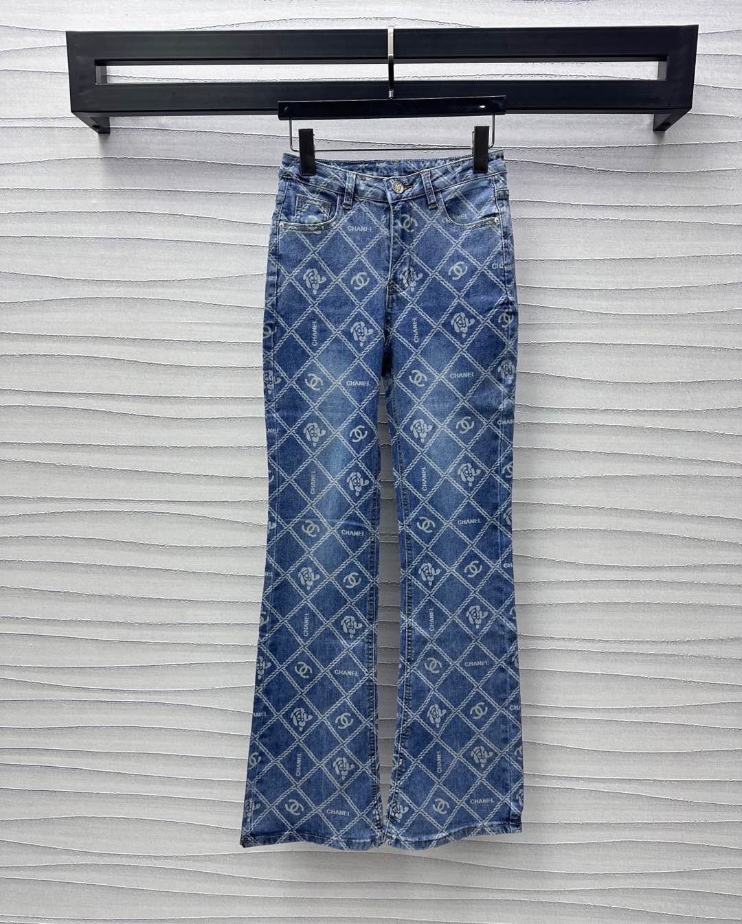 NO:322232,Chane*2025 new product is available on the shelves of retro printed denim trousers Customized YB imported twill cotton denim material breathable soft and comfortable High-waist buckle symmetrical pocket style Add a sense of styling layering Multiple enzyme washing process to create a gradient color rubbing retro and fashionable All-in-body embellished laser chain letter camellia logo pattern highlights the brand tone High-end style Facial accessories development High-waist straight trousers cut Outfit casual temperament Easy to wear long legs High-end version 36 38 40, Chanel, alexander wang19860909Chane*2025新品上架复古印花牛仔长裤定制YB进口斜纹棉牛仔材质 透气柔软舒适 高腰系扣对称口袋版型 增添造型层次感 多重酵素水洗工艺处理 打造渐变擦色感 复古又时尚 通体点缀激光链条字母山茶花徽标图案 彰显品牌调性 高级格调 面辅料开发 高腰直筒长裤剪裁 穿搭休闲气质 轻松穿出长腿好比例  高版本36 38 40,,chanel,alexander wang,Women's clothing