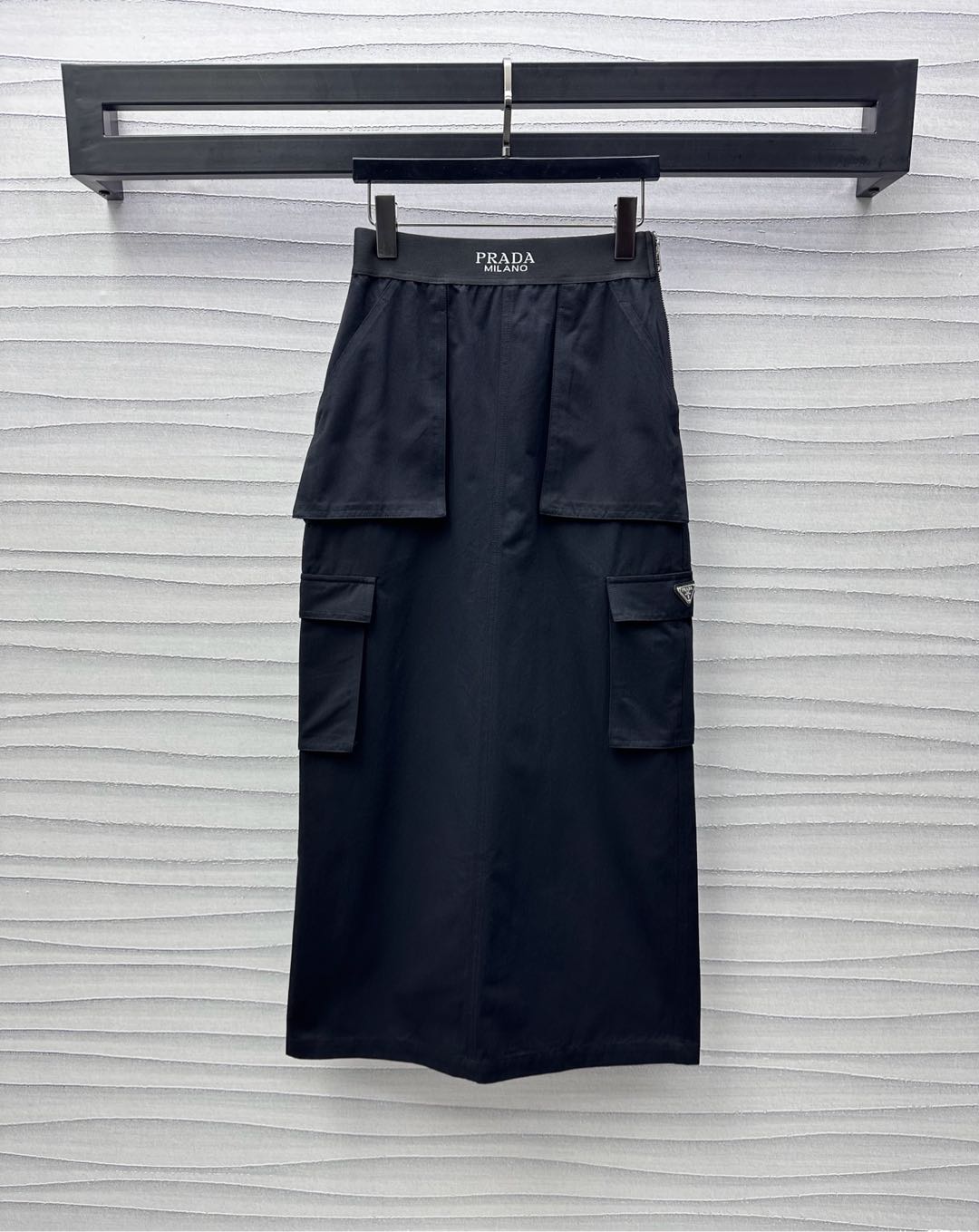 NO:322264,Prad*2025 new product, custom-made webbing straight skirt, YB imported non-woven material, crisp, comfortable and stylish, decorated with elastic letter webbing waist design, with side zippers and slits on the back skirt, adding layered look, ensuring tolerance, front pockets and flip design, light work details are easier and casual, metal triangle logo embellishment, highlighting the brand tone, high waist straight mid-length skirt tailoring, an indispensable versatile item in the closet, high version 2 colors 76,,prada, skirts,alexander wang19860909Prad*2025新品上架织带直筒半裙定制YB进口无纺布材质 挺括舒适有型 饰以松紧字母织带腰头设计 配合侧面拉链和后裙摆开衩处理 增添造型层次感 确保包容度 正面插兜口袋配合外翻盖设计 轻工装细节更轻松休闲 金属三角标字母徽标点缀之上 彰显品牌调性 高腰直筒中长半裙剪裁 衣橱里必不可少的百搭单品  高版本2色 76,,prada,skirts,alexander wang,Women's clothing