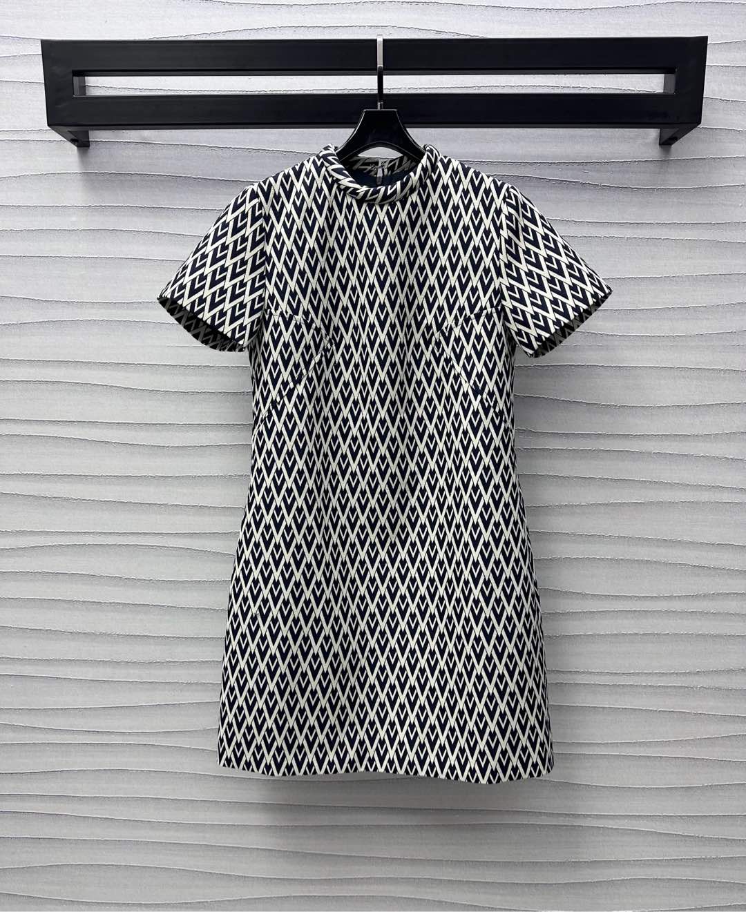 NO:322256,Valentin*2025 new product is on the shelves of the jacquard short-sleeved dress with custom YB imported twill cotton material, fine texture, comfortable and delicate, the neckline is decorated with three-dimensional straps and edges, adding layered look, the ready-to-wear full-print jacquard logo V-shaped black and white texture, highlighting the brand tone, slim waist-hugging style, paired with the back zipper to facilitate on-and-detachment adjustment, showing perfect curves, surface auxiliary materials development, round neck short-sleeved dress tailoring, the first choice for high-end temperament in the wardrobe, high-end version, valentino, skirts, T-shirt, alexander wang19860909Valentin*2025新品上架提花短袖连衣裙定制YB进口斜纹棉材质 精细肌理 舒适细腻 领口饰以立体捆条包边细节 增添造型层次感 成衣满印提花标志V型黑白纹理 彰显品牌调性 修身收腰版型 搭配后背拉链便利穿脱调节处理 展现完美曲线 面辅料开发 圆领短袖连衣裙剪裁 衣橱里高级气质穿搭首选 高版本,,valentino,skirts,T-shirt,alexander wang,Women's clothing