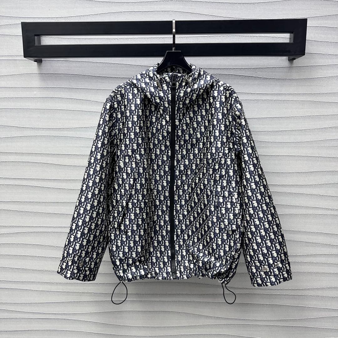 NO:322252,Dio*2025 new product is on the shelves of Jacquard Hooded Jacket Customized YB imported jacquard material, crisp, comfortable and stylish, large body with iconic jacquard letters embellishment, highlighting the brand tone, symmetrical flip pocket design, convenient adjustment with multiple drawstrings, add layering to the styling, create a brand-exclusive sweet and cool style, surface auxiliary material development, hooded zipper jacket tailoring, can be matched with skirts in the same series, complete sets of high-end and fashionable, fashion items for daily commuting, series development, high-end version 76,,dior, skirts, jackets & coats,hats,alexander wang19860909Dio*2025新品上架提花连帽冲锋外套定制YB进口提花材质 挺括舒适有型 大身满印标志性提花字母点缀装饰 彰显品牌调性 对称翻盖口袋设计 配合多处抽绳拉链便利调节 增添造型层次感 打造品牌专属甜酷风 面辅料开发 连帽拉链外套剪裁 可搭配同系列半裙 成套穿搭高级时髦 日常通勤必备时尚单品 系列开发  高版本 76,,dior,skirts,jackets & coats,hats,alexander wang,Women's clothing